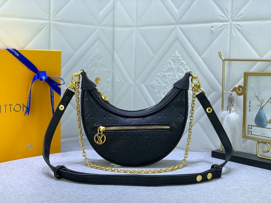 All Categories Official Website "Brand Women's Bags" Women's Bags 💙 LV Upgraded Original ⭐️New Embossed Moon Bag Latest Single Product Moon Bag! Nicolas Ghesquière traces its origins to the Croissant handbag in the Louis Vuitton archives and launches the Loop half-moon baguette bag in the 2022 early spring series. Compact structure fits the body