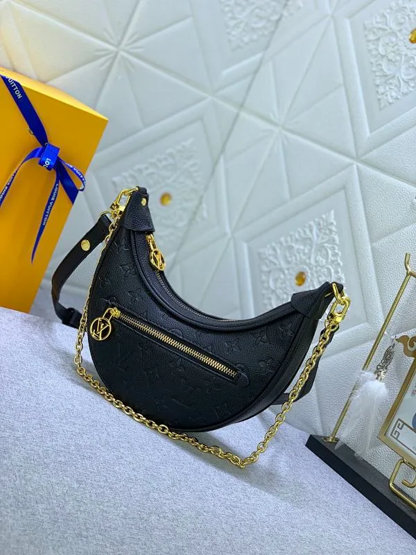 All Categories Official Website "Brand Women's Bags" Women's Bags 💙 LV Upgraded Original ⭐️New Embossed Moon Bag Latest Single Product Moon Bag! Nicolas Ghesquière traces its origins to the Croissant handbag in the Louis Vuitton archives and launches the Loop half-moon baguette bag in the 2022 early spring series. Compact structure fits the body