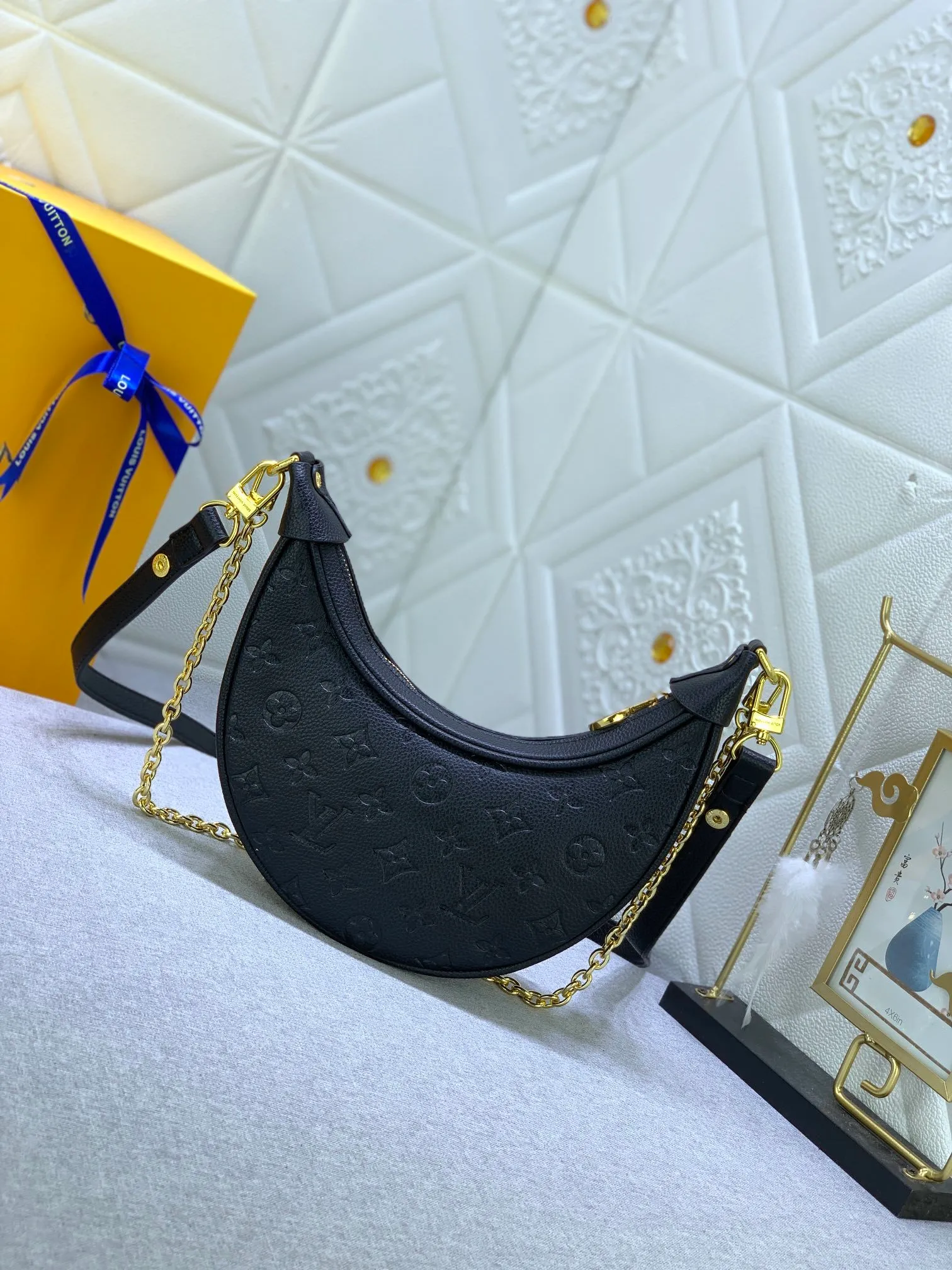 All Categories Official Website "Brand Women's Bags" Women's Bags 💙 LV Upgraded Original ⭐️New Embossed Moon Bag Latest Single Product Moon Bag! Nicolas Ghesquière traces its origins to the Croissant handbag in the Louis Vuitton archives and launches the Loop half-moon baguette bag in the 2022 early spring series. Compact structure fits the body