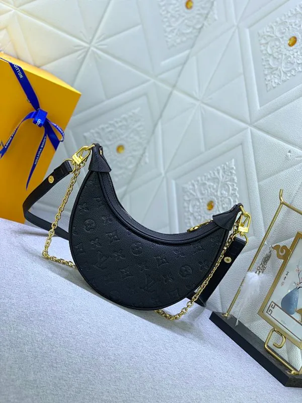 All Categories Official Website "Brand Women's Bags" Women's Bags 💙 LV Upgraded Original ⭐️New Embossed Moon Bag Latest Single Product Moon Bag! Nicolas Ghesquière traces its origins to the Croissant handbag in the Louis Vuitton archives and launches the Loop half-moon baguette bag in the 2022 early spring series. Compact structure fits the body
