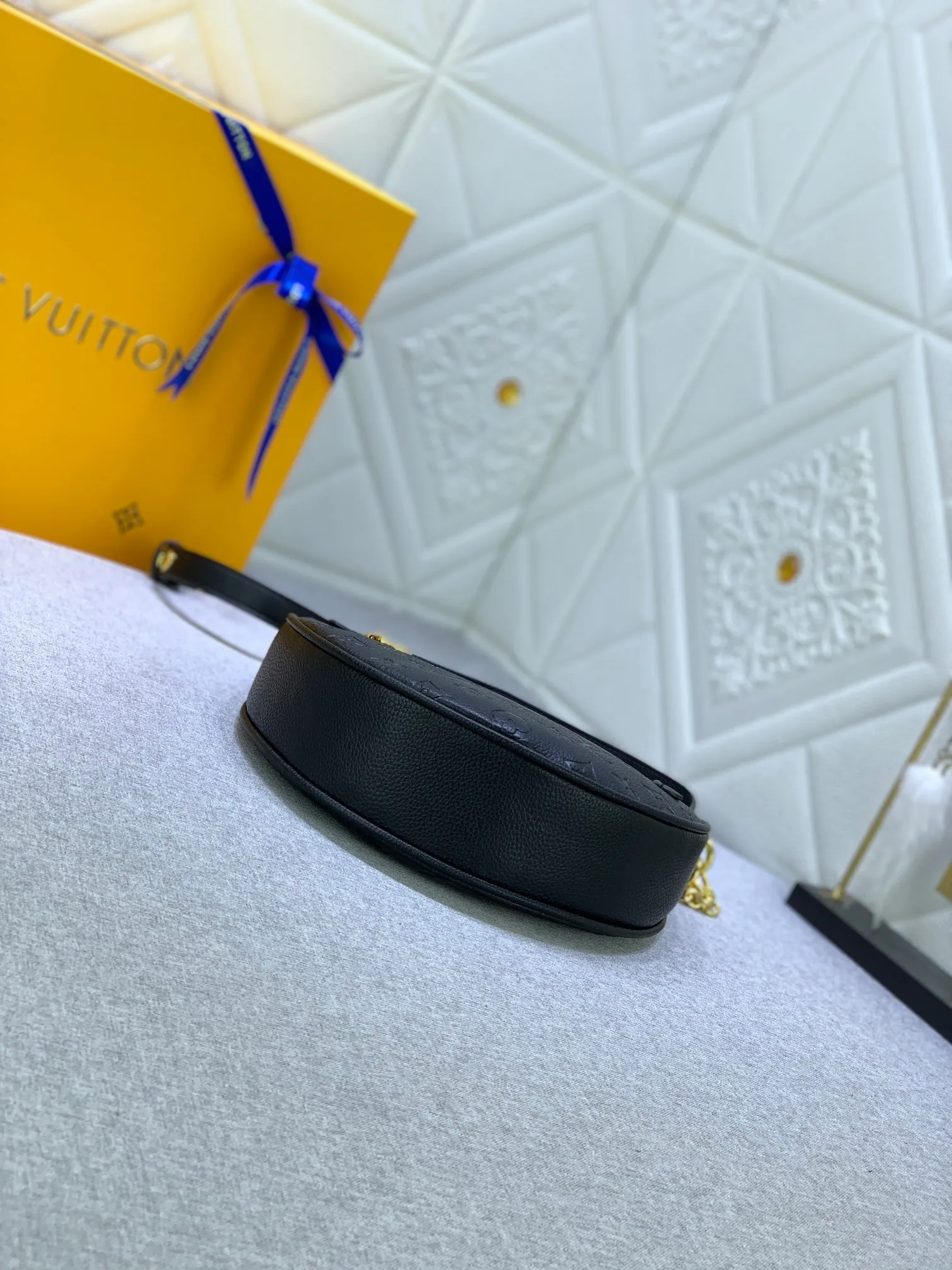 All Categories Official Website "Brand Women's Bags" Women's Bags 💙 LV Upgraded Original ⭐️New Embossed Moon Bag Latest Single Product Moon Bag! Nicolas Ghesquière traces its origins to the Croissant handbag in the Louis Vuitton archives and launches the Loop half-moon baguette bag in the 2022 early spring series. Compact structure fits the body