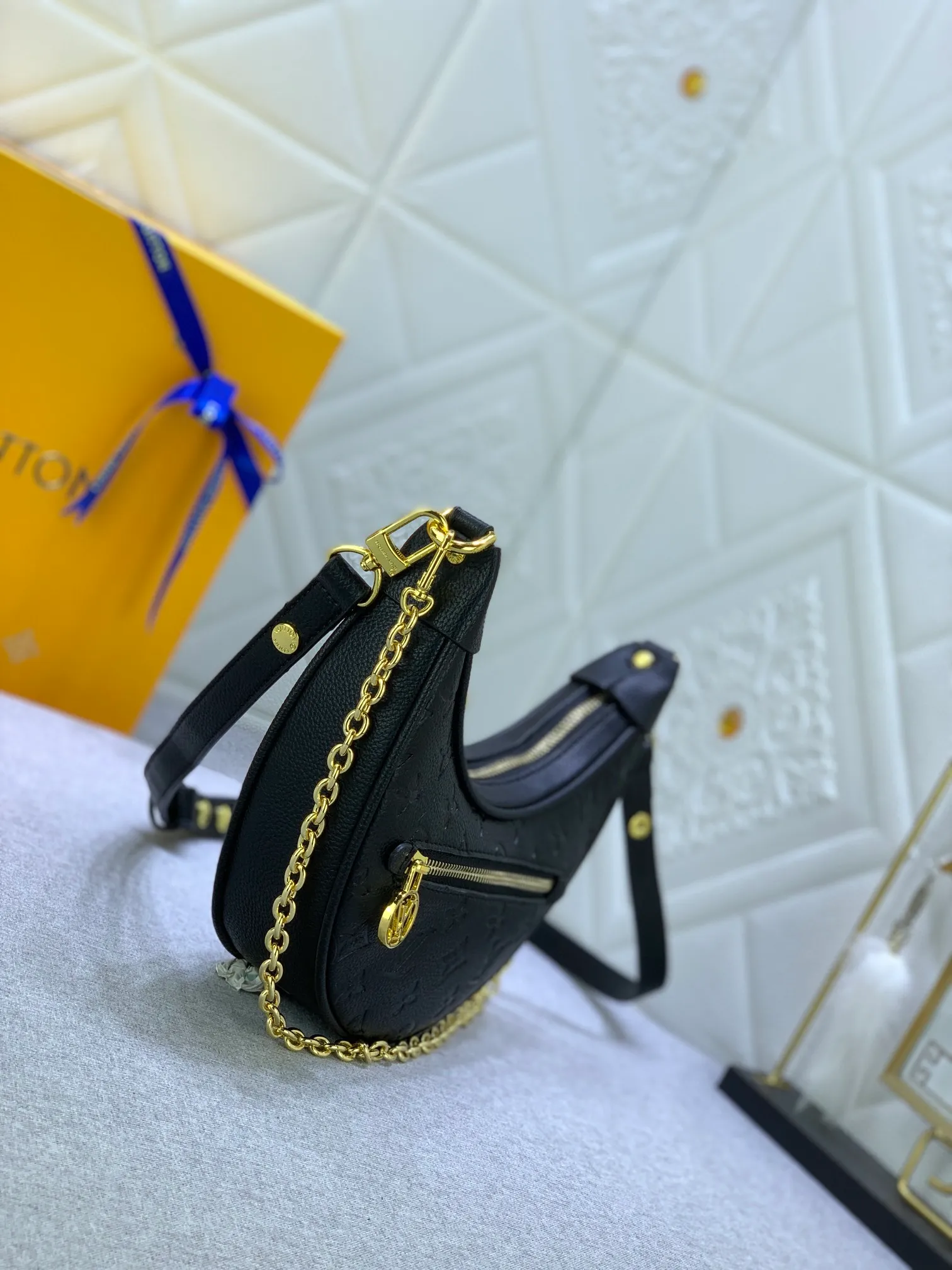 All Categories Official Website "Brand Women's Bags" Women's Bags 💙 LV Upgraded Original ⭐️New Embossed Moon Bag Latest Single Product Moon Bag! Nicolas Ghesquière traces its origins to the Croissant handbag in the Louis Vuitton archives and launches the Loop half-moon baguette bag in the 2022 early spring series. Compact structure fits the body