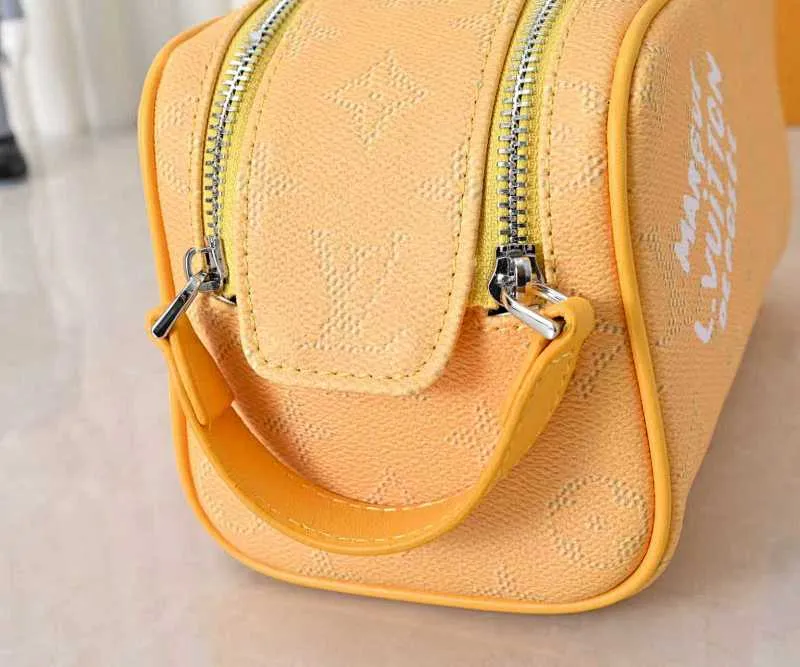 All categories Official website "Brand Women's Bags" Women's Bags 💙 LV 2026 new LV toiletry bag