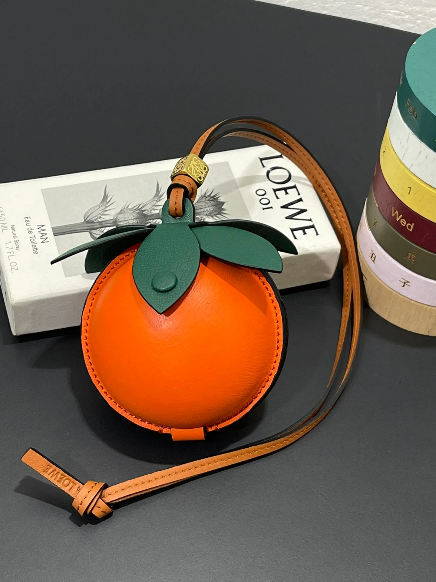 💰880 persimmon as you wish? or Da Ju Da Li? They are all so cute. The pendant is made of calfskin with contrasting colors and fastened with snap buttons. You can put some small items and change inside, and it can be hung around your neck or bag.    Style No. 327 Size 12*11 (cards cannot be placed)
