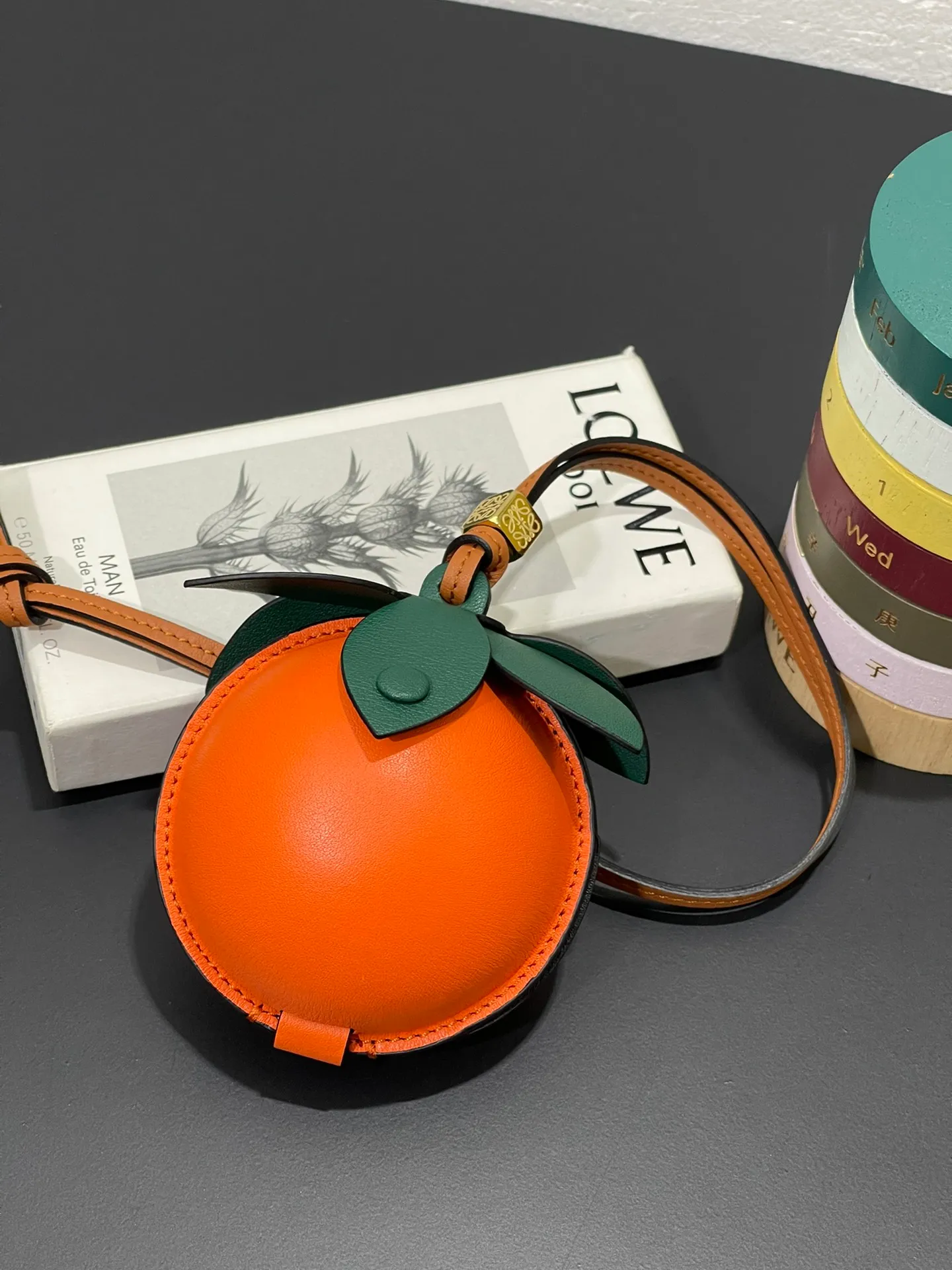 💰880 persimmon as you wish? or Da Ju Da Li? They are all so cute. The pendant is made of calfskin with contrasting colors and fastened with snap buttons. You can put some small items and change inside, and it can be hung around your neck or bag.    Style No. 327 Size 12*11 (cards cannot be placed)