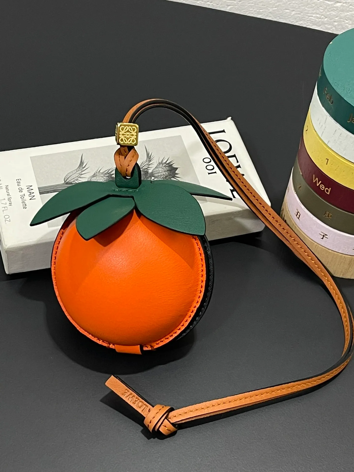 💰880 persimmon as you wish? or Da Ju Da Li? They are all so cute. The pendant is made of calfskin with contrasting colors and fastened with snap buttons. You can put some small items and change inside, and it can be hung around your neck or bag.    Style No. 327 Size 12*11 (cards cannot be placed)