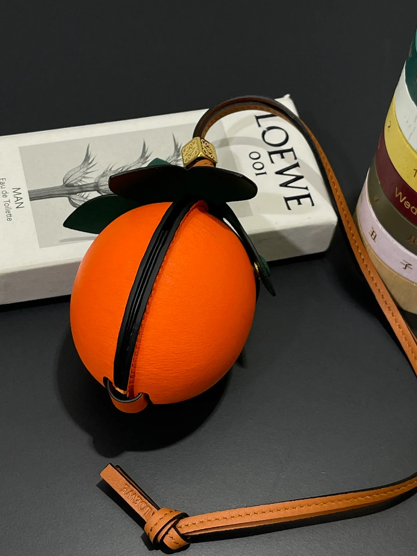 💰880 persimmon as you wish? or Da Ju Da Li? They are all so cute. The pendant is made of calfskin with contrasting colors and fastened with snap buttons. You can put some small items and change inside, and it can be hung around your neck or bag.    Style No. 327 Size 12*11 (cards cannot be placed)