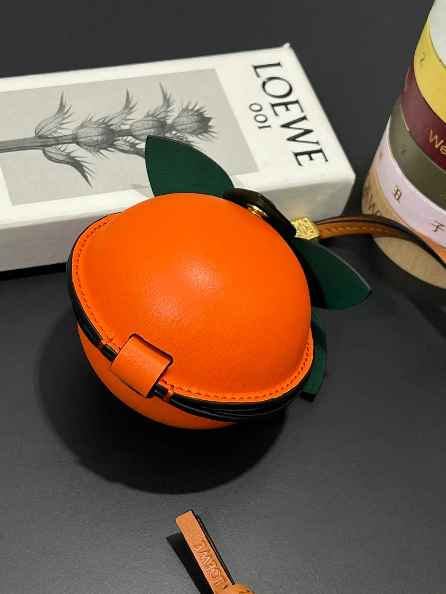 💰880 persimmon as you wish? or Da Ju Da Li? They are all so cute. The pendant is made of calfskin with contrasting colors and fastened with snap buttons. You can put some small items and change inside, and it can be hung around your neck or bag.    Style No. 327 Size 12*11 (cards cannot be placed)