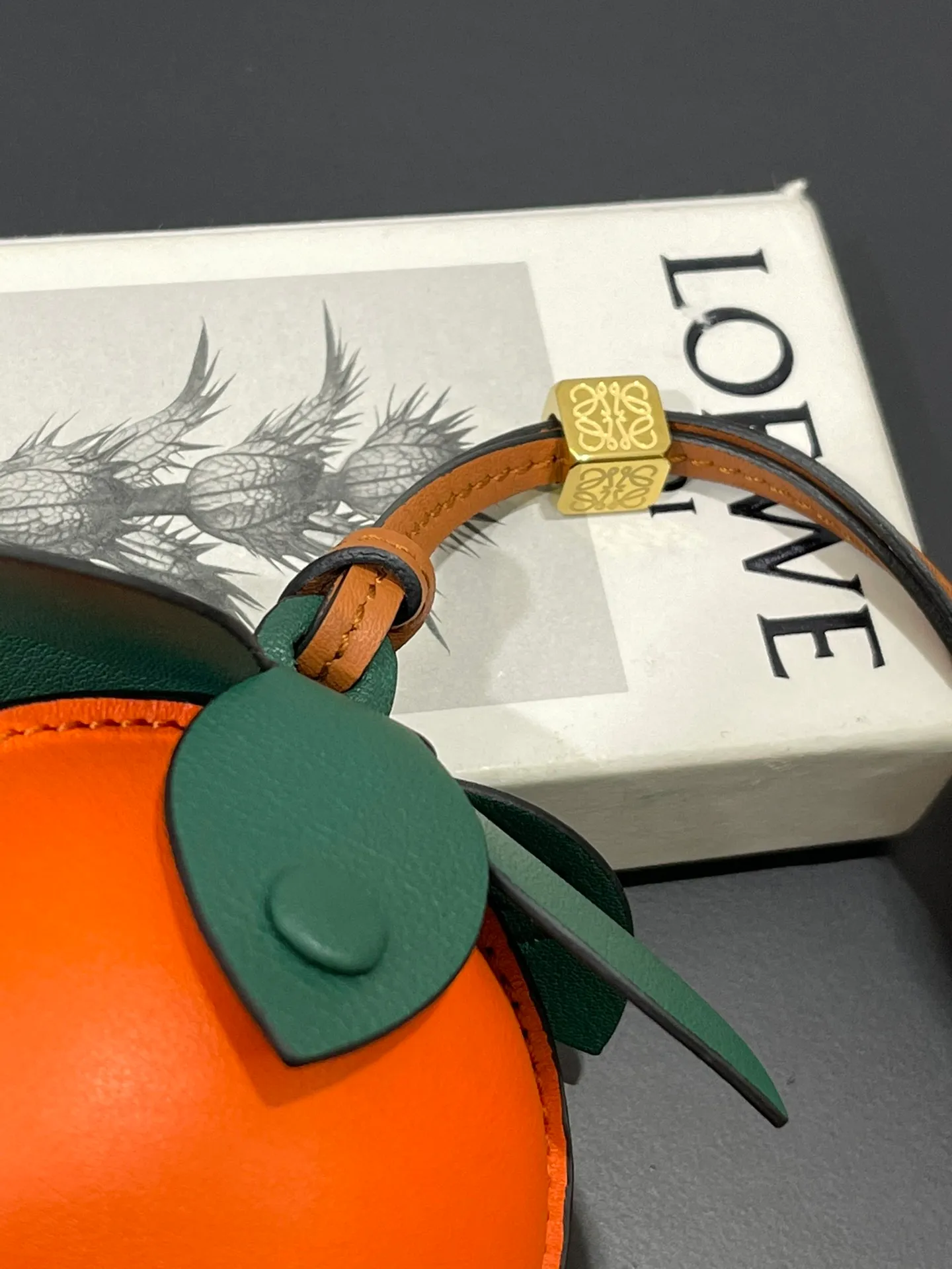 💰880 persimmon as you wish? or Da Ju Da Li? They are all so cute. The pendant is made of calfskin with contrasting colors and fastened with snap buttons. You can put some small items and change inside, and it can be hung around your neck or bag.    Style No. 327 Size 12*11 (cards cannot be placed)