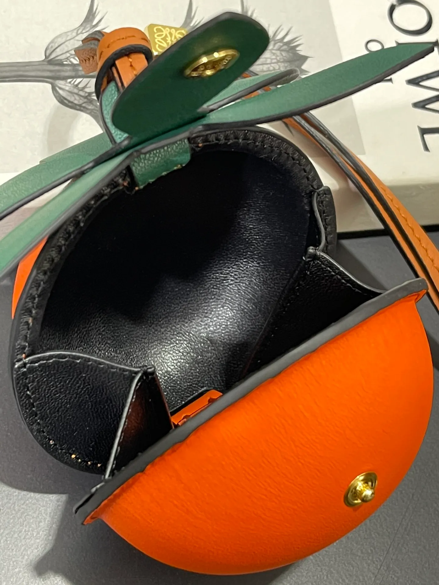 💰880 persimmon as you wish? or Da Ju Da Li? They are all so cute. The pendant is made of calfskin with contrasting colors and fastened with snap buttons. You can put some small items and change inside, and it can be hung around your neck or bag.    Style No. 327 Size 12*11 (cards cannot be placed)