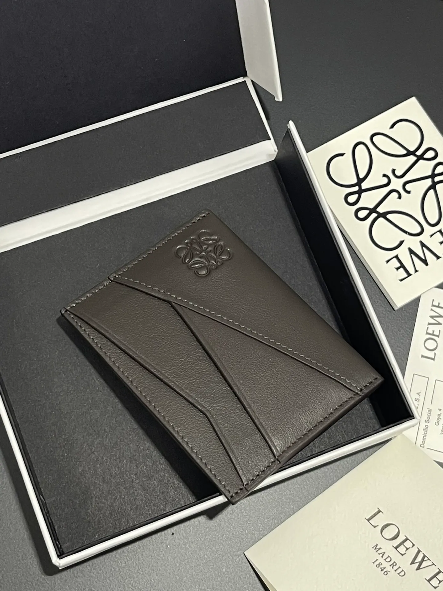 440💰 Men's single card holder shipped. The wallet is inspired by the puzzle series handbags. It adopts a unique geometric pattern. It is made of classic calfskin material. It has four card slots and a middle compartment. Style number 3802. Size 10.5*7.5