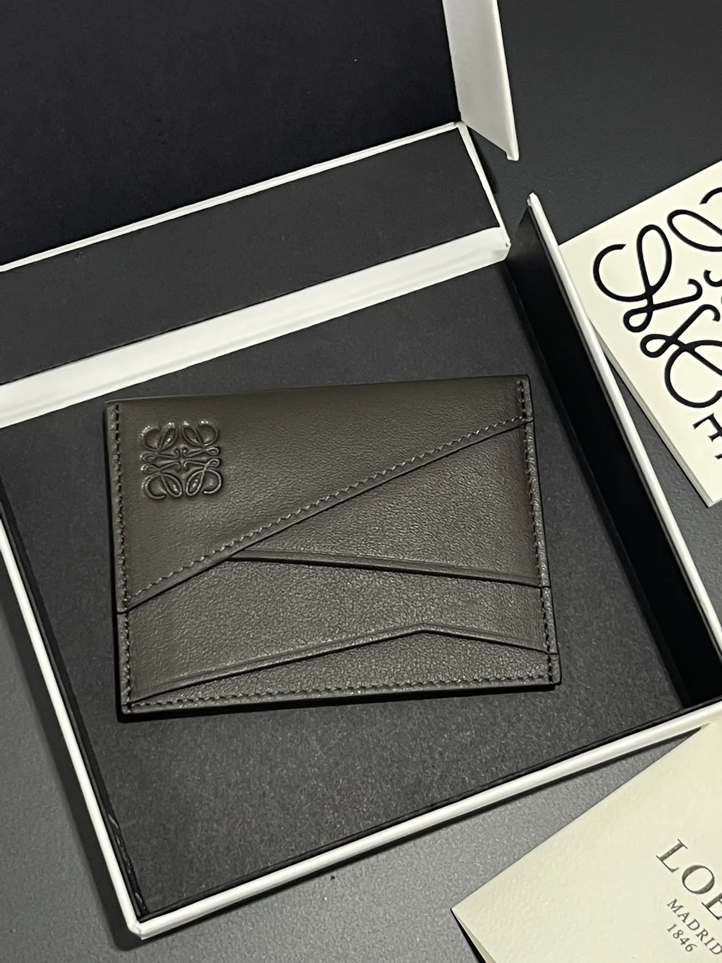 440💰 Men's single card holder shipped. The wallet is inspired by the puzzle series handbags. It adopts a unique geometric pattern. It is made of classic calfskin material. It has four card slots and a middle compartment. Style number 3802. Size 10.5*7.5