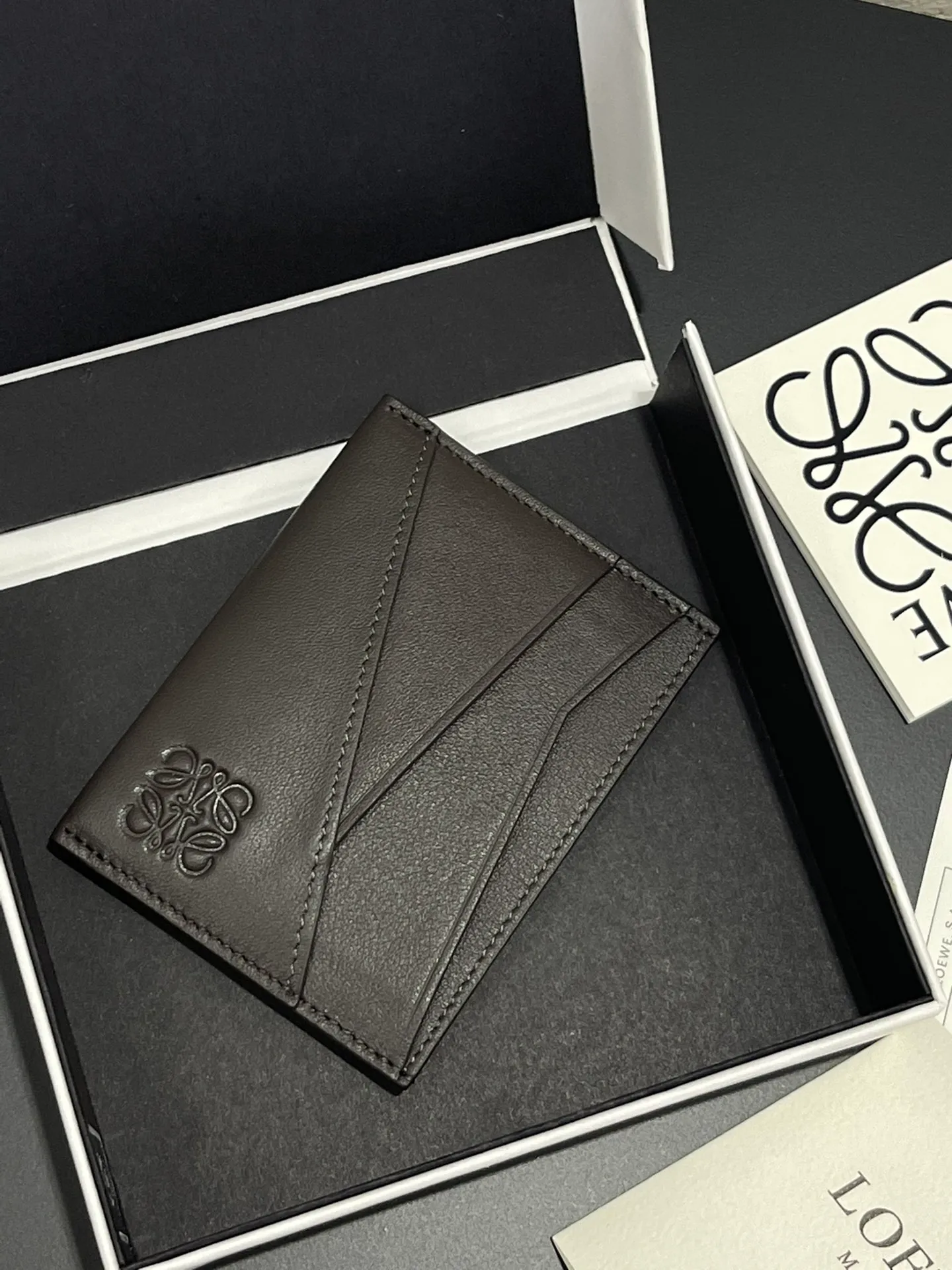440💰 Men's single card holder shipped. The wallet is inspired by the puzzle series handbags. It adopts a unique geometric pattern. It is made of classic calfskin material. It has four card slots and a middle compartment. Style number 3802. Size 10.5*7.5