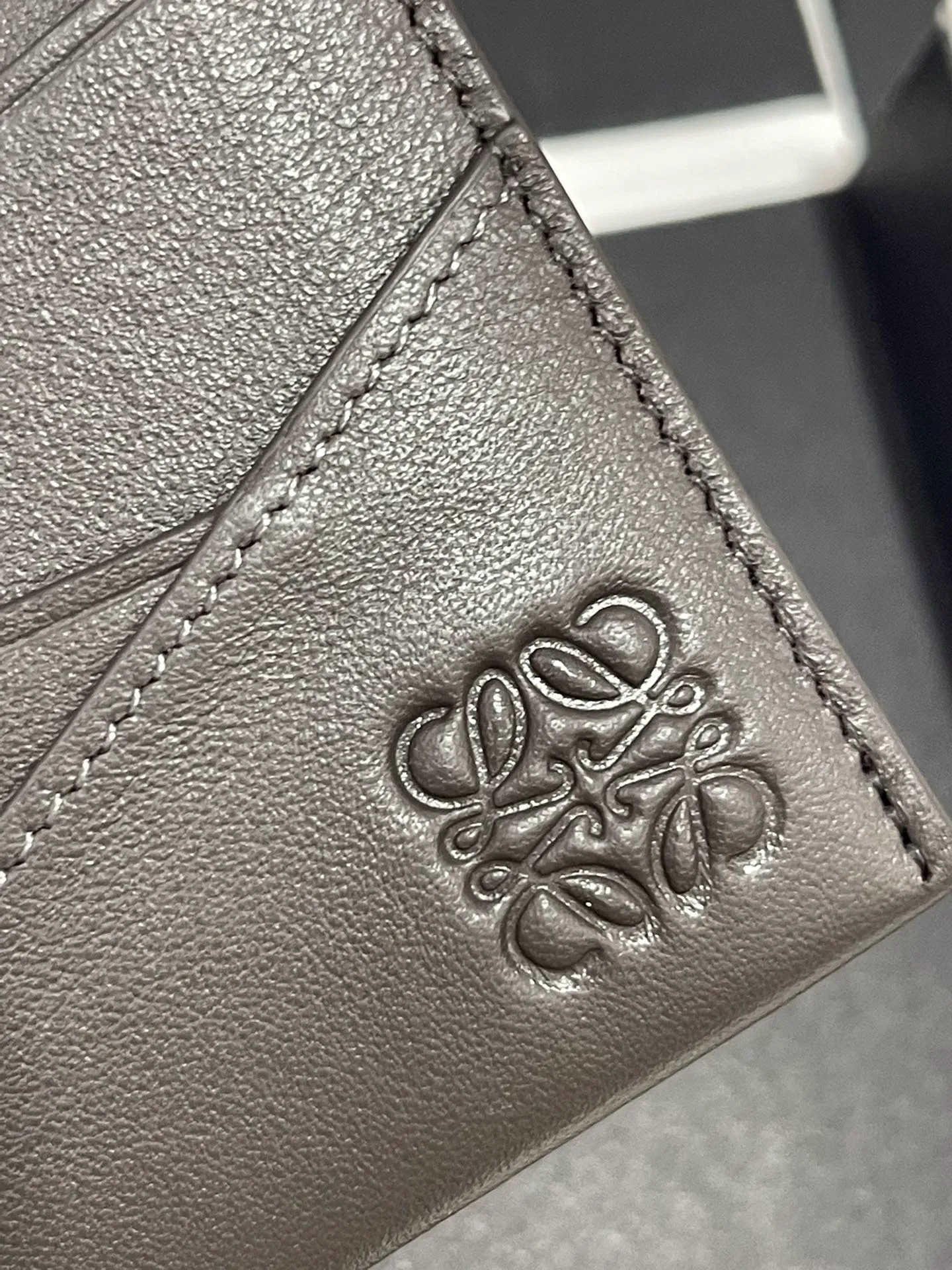 440💰 Men's single card holder shipped. The wallet is inspired by the puzzle series handbags. It adopts a unique geometric pattern. It is made of classic calfskin material. It has four card slots and a middle compartment. Style number 3802. Size 10.5*7.5