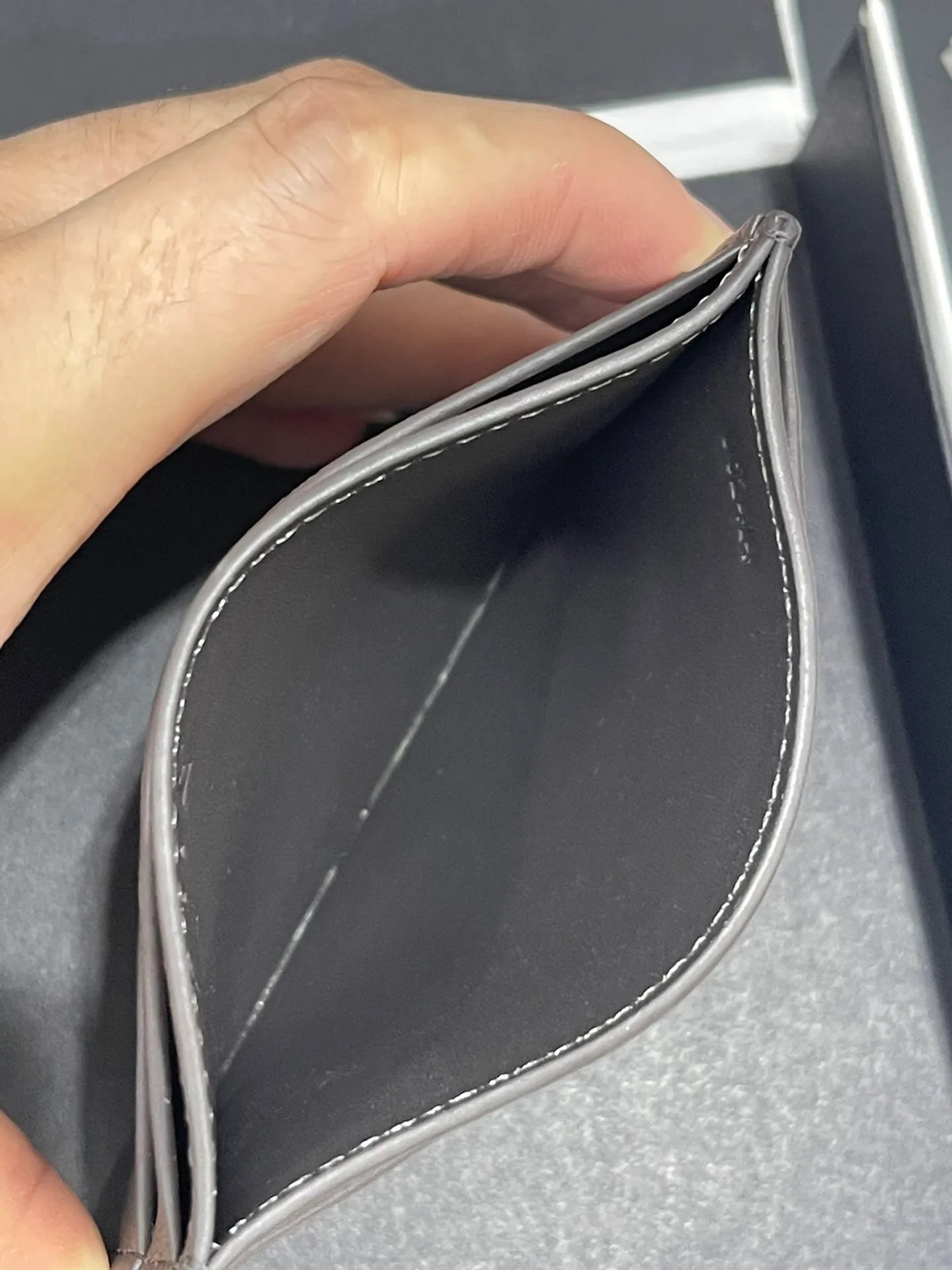 440💰 Men's single card holder shipped. The wallet is inspired by the puzzle series handbags. It adopts a unique geometric pattern. It is made of classic calfskin material. It has four card slots and a middle compartment. Style number 3802. Size 10.5*7.5