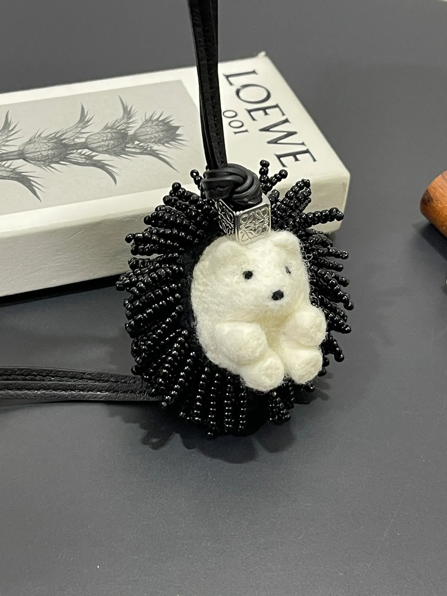 The hedgehog felt pendant is made of felt material and is purely handmade, which is time-consuming and labor-intensive. It can be matched with any bag and is extremely versatile. ⚠️Note: Each one is unique and cannot be guaranteed to be exactly the same. Please do not disturb perfectionists.