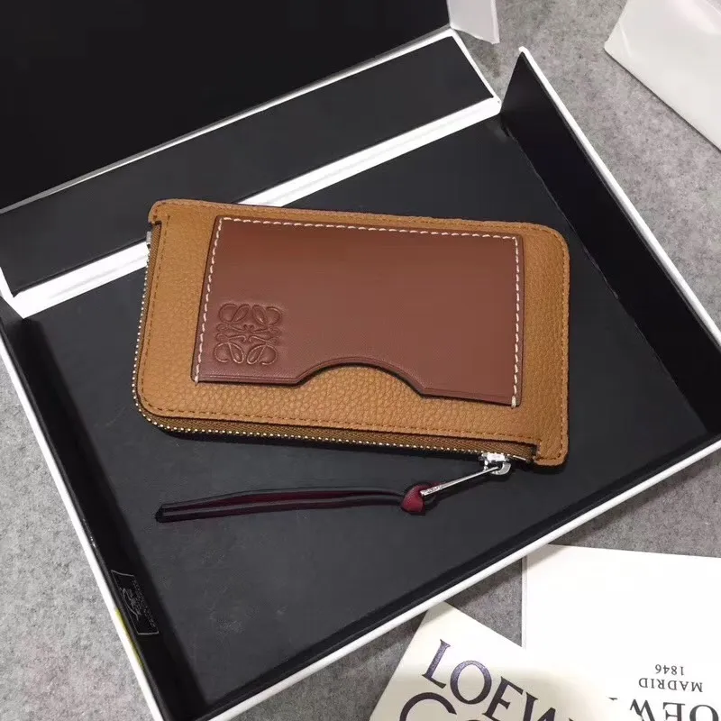 480💰 Color-blocked zippered card holder is made of soft pique calfskin and contrasting calfskin. There are card slots and zipper pockets on both sides, which can hold change and cards. It is exquisite and practical. Style number 3611, size 13*7.5