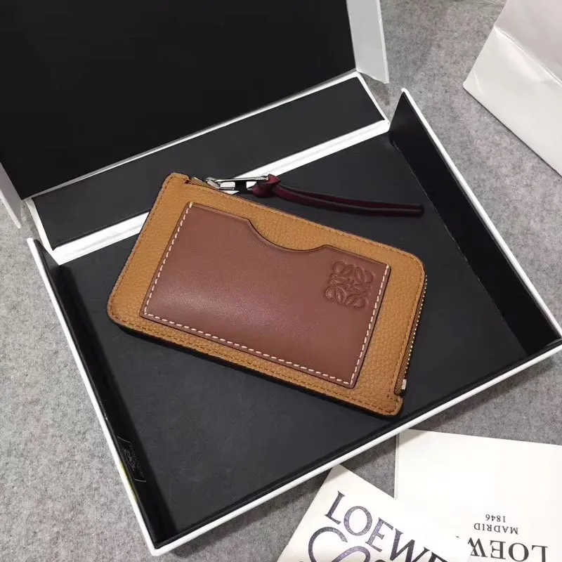 480💰 Color-blocked zippered card holder is made of soft pique calfskin and contrasting calfskin. There are card slots and zipper pockets on both sides, which can hold change and cards. It is exquisite and practical. Style number 3611, size 13*7.5