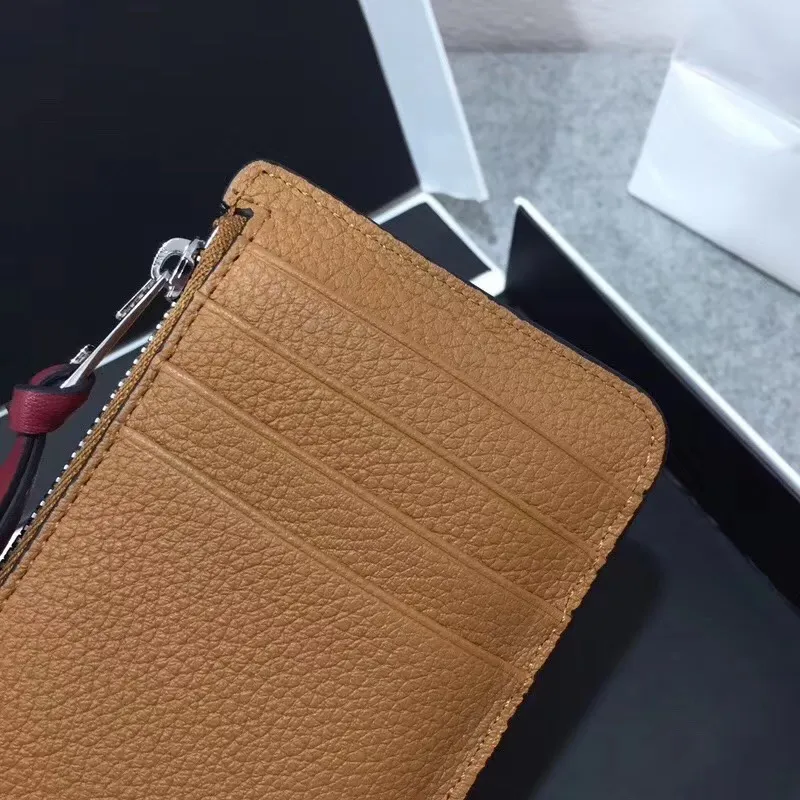 480💰 Color-blocked zippered card holder is made of soft pique calfskin and contrasting calfskin. There are card slots and zipper pockets on both sides, which can hold change and cards. It is exquisite and practical. Style number 3611, size 13*7.5