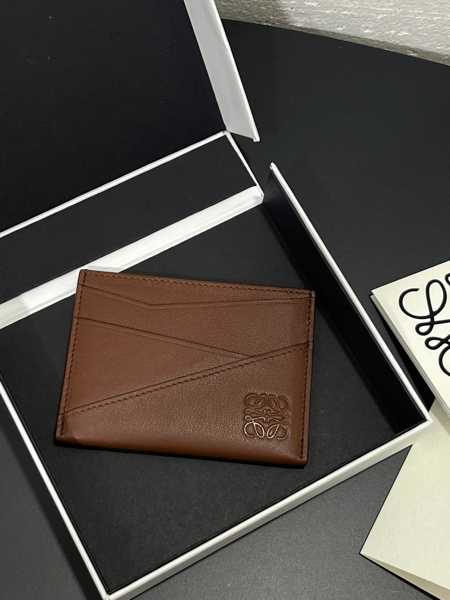 440💰 Men's single card holder shipped. The wallet is inspired by the puzzle series handbags. It adopts a unique geometric pattern. It is made of classic calfskin material. It has four card slots and a middle compartment. Style number 3802. Size 10.5*7.5