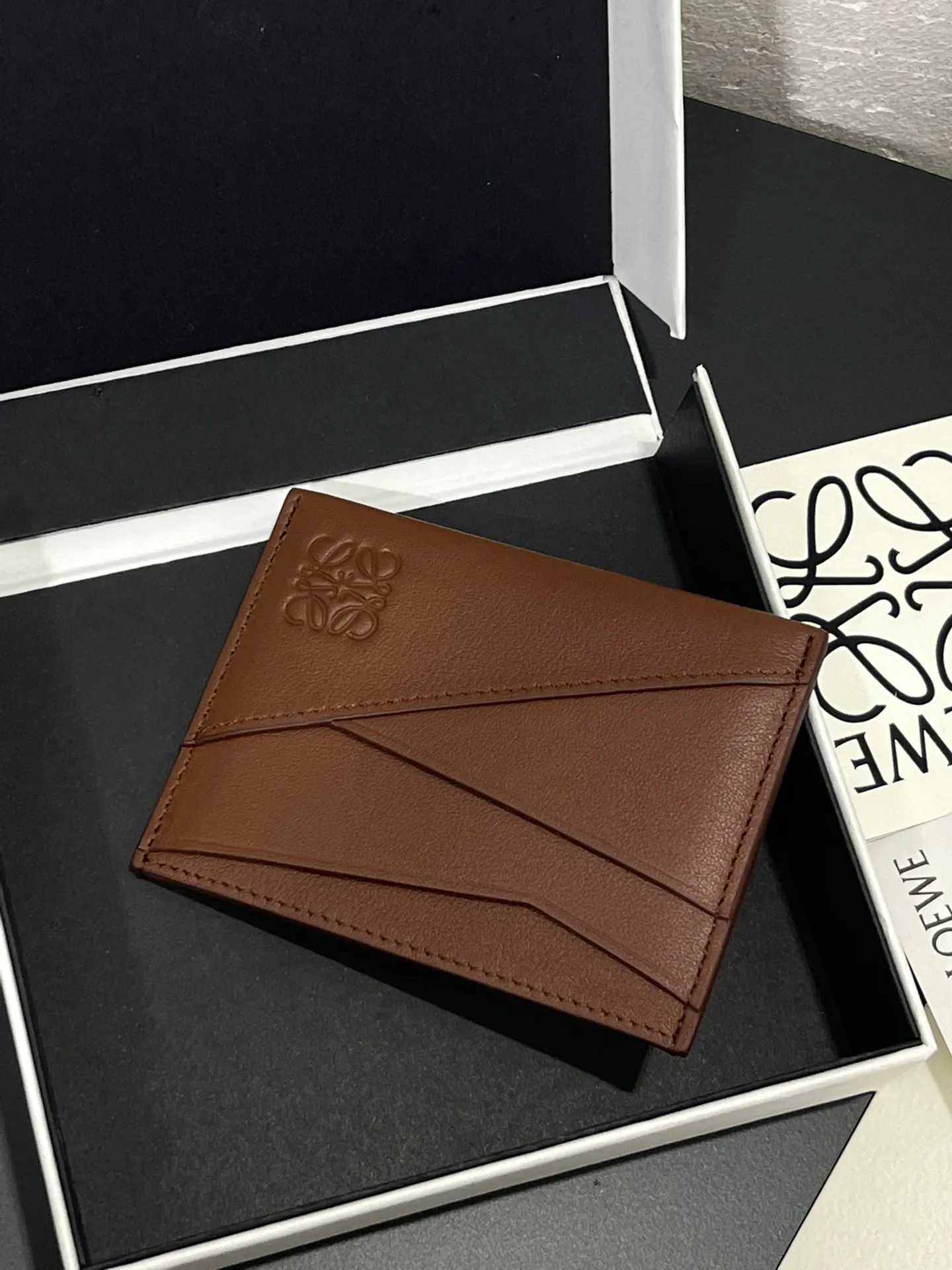 440💰 Men's single card holder shipped. The wallet is inspired by the puzzle series handbags. It adopts a unique geometric pattern. It is made of classic calfskin material. It has four card slots and a middle compartment. Style number 3802. Size 10.5*7.5
