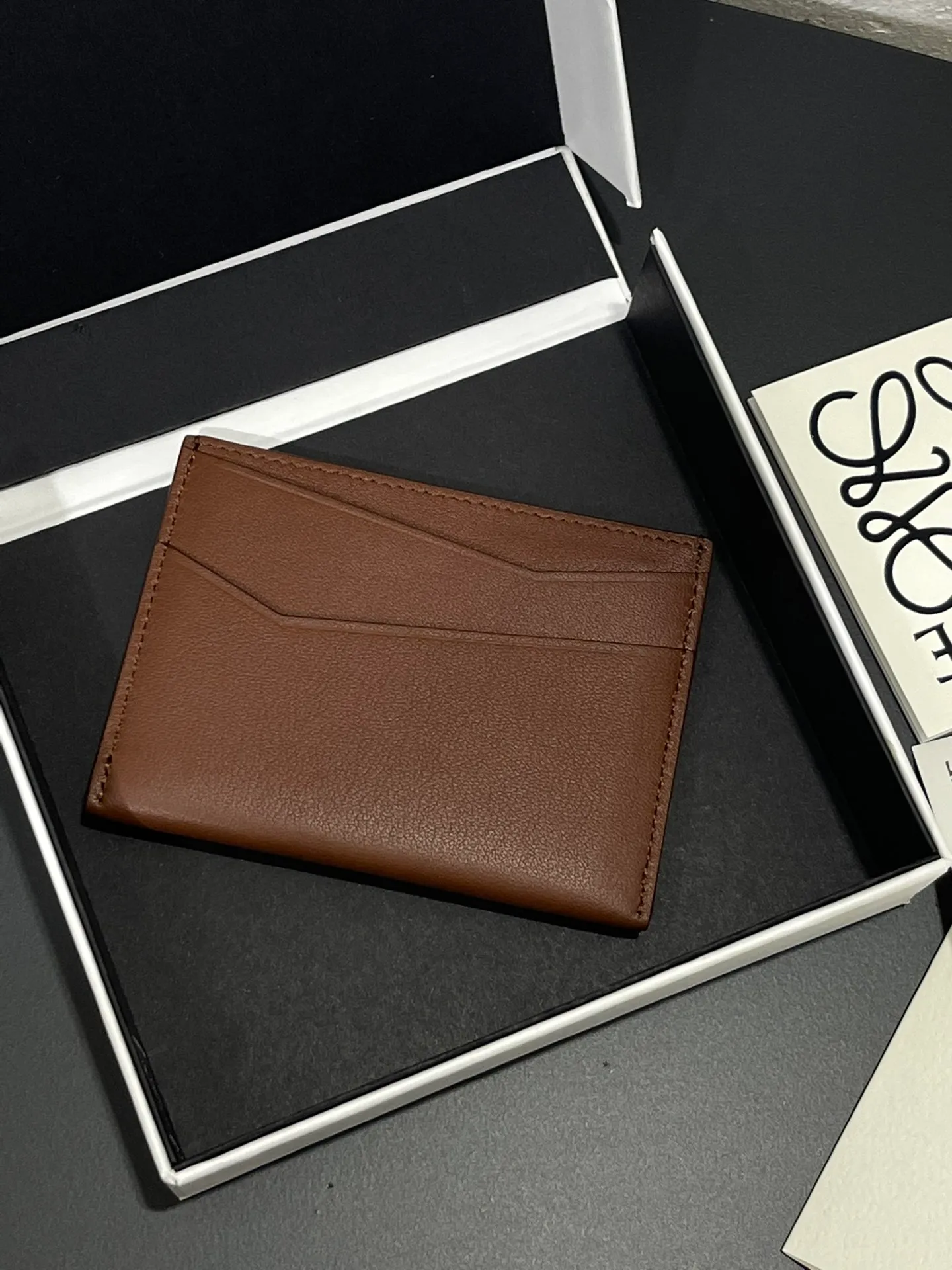 440💰 Men's single card holder shipped. The wallet is inspired by the puzzle series handbags. It adopts a unique geometric pattern. It is made of classic calfskin material. It has four card slots and a middle compartment. Style number 3802. Size 10.5*7.5