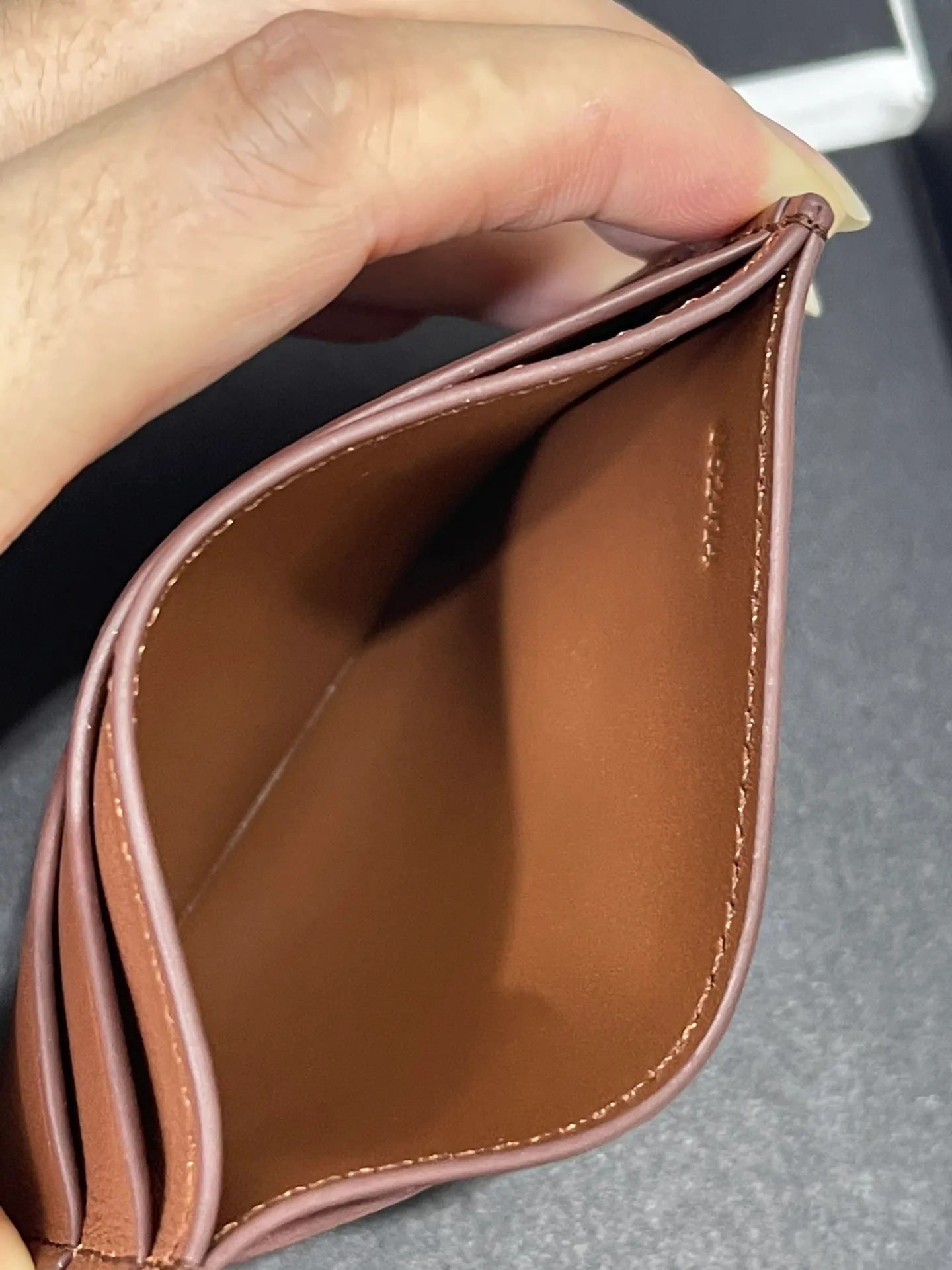 440💰 Men's single card holder shipped. The wallet is inspired by the puzzle series handbags. It adopts a unique geometric pattern. It is made of classic calfskin material. It has four card slots and a middle compartment. Style number 3802. Size 10.5*7.5