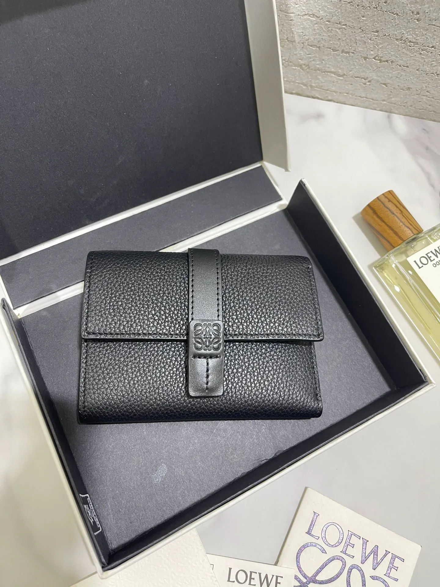 640💰 Small vertical wallet series wallets are made of soft pique calfskin and contrasting calfskin. It has zipper pockets, card slots and slip pockets, and a push button switch. It is exquisite and practical. Style number 3610, size 12*8.5