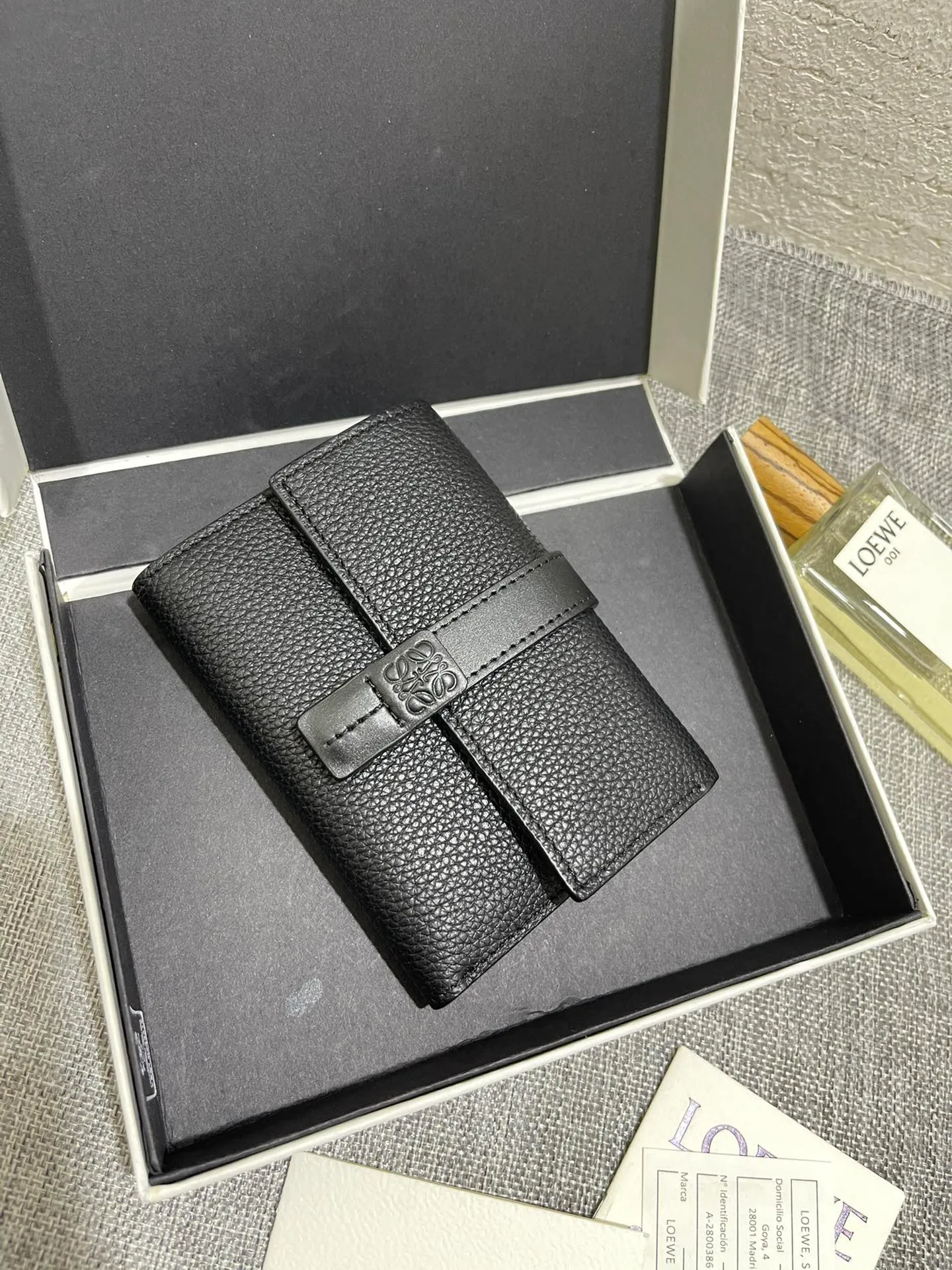 640💰 Small vertical wallet series wallets are made of soft pique calfskin and contrasting calfskin. It has zipper pockets, card slots and slip pockets, and a push button switch. It is exquisite and practical. Style number 3610, size 12*8.5