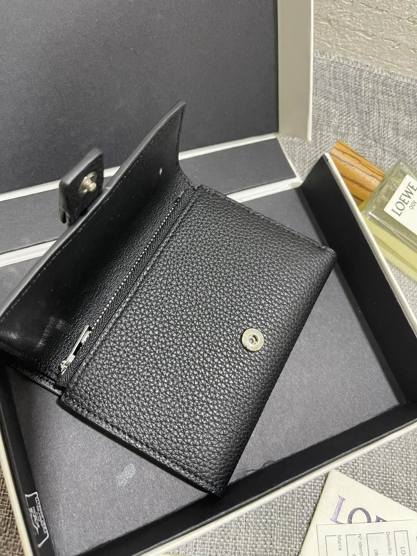 640💰 Small vertical wallet series wallets are made of soft pique calfskin and contrasting calfskin. It has zipper pockets, card slots and slip pockets, and a push button switch. It is exquisite and practical. Style number 3610, size 12*8.5