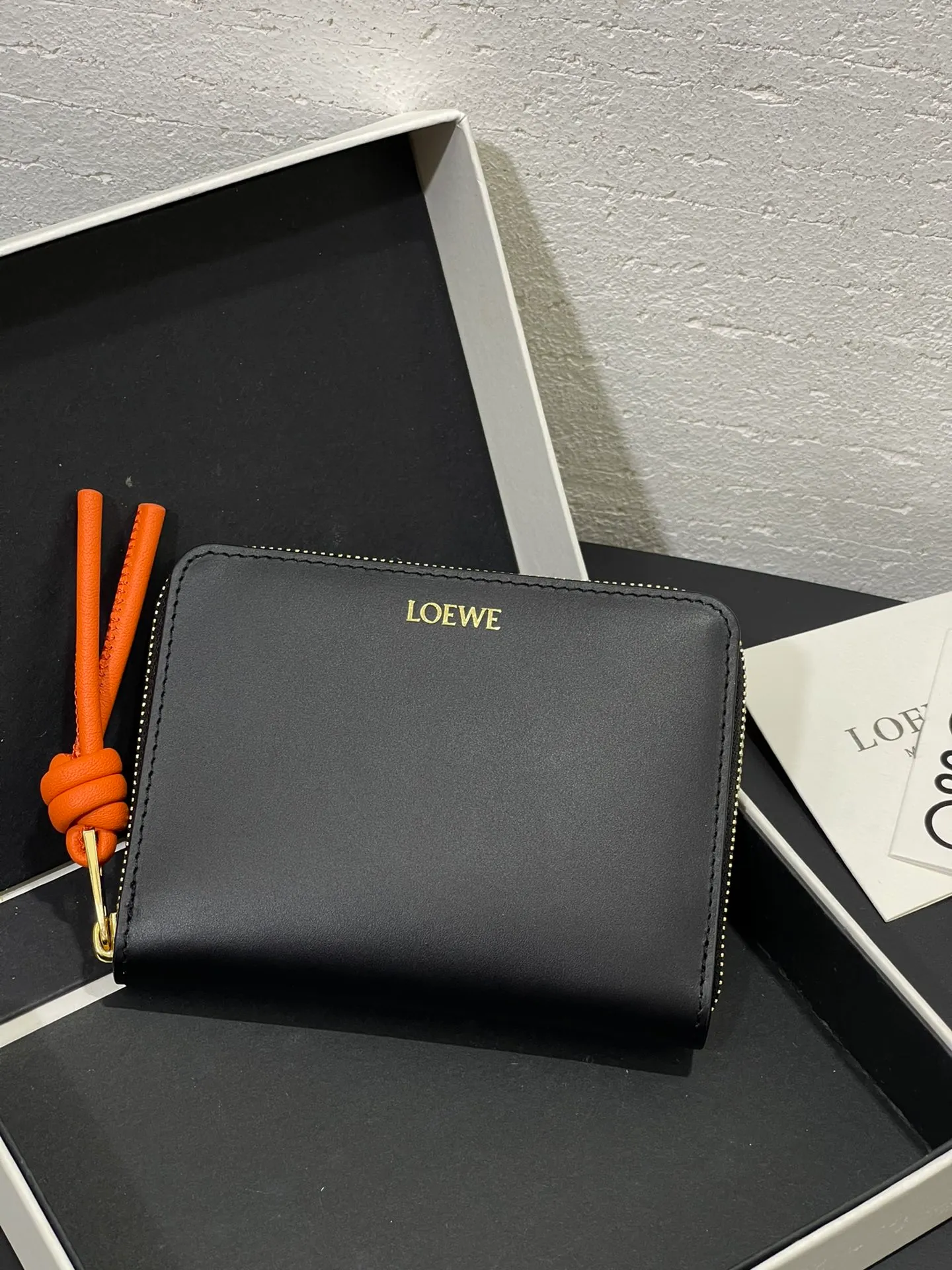Glossy nappa leather knotted zipper wallet with sheepskin lining, color-blocked knotted pull tab, six card slots and zipper compartment. Style number 3805, size 12*9.5 💰410