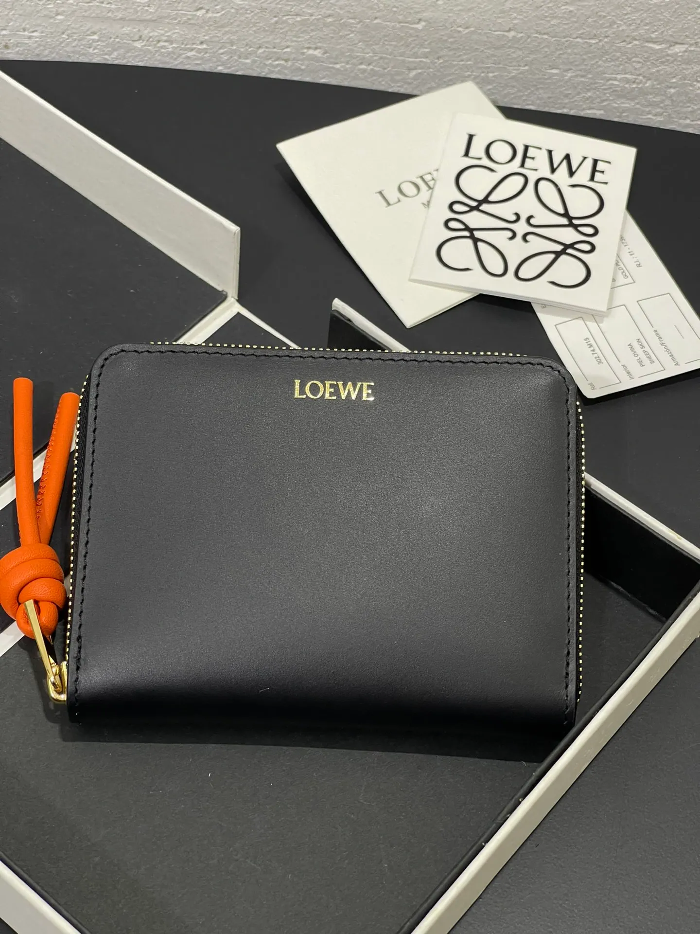 Glossy nappa leather knotted zipper wallet with sheepskin lining, color-blocked knotted pull tab, six card slots and zipper compartment. Style number 3805, size 12*9.5 💰410