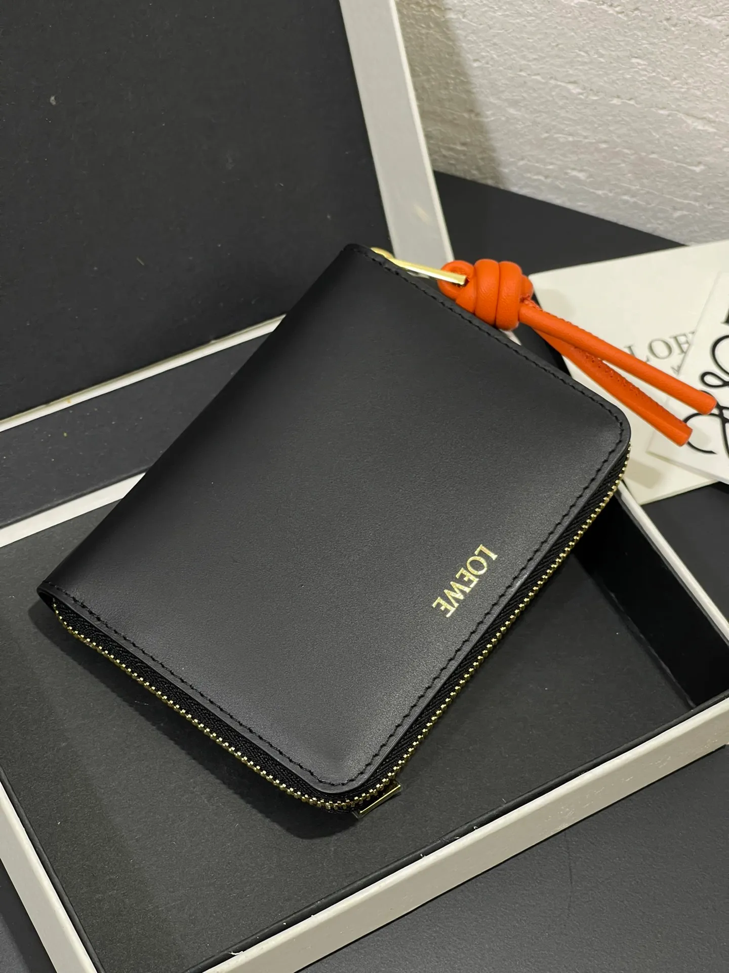 Glossy nappa leather knotted zipper wallet with sheepskin lining, color-blocked knotted pull tab, six card slots and zipper compartment. Style number 3805, size 12*9.5 💰410