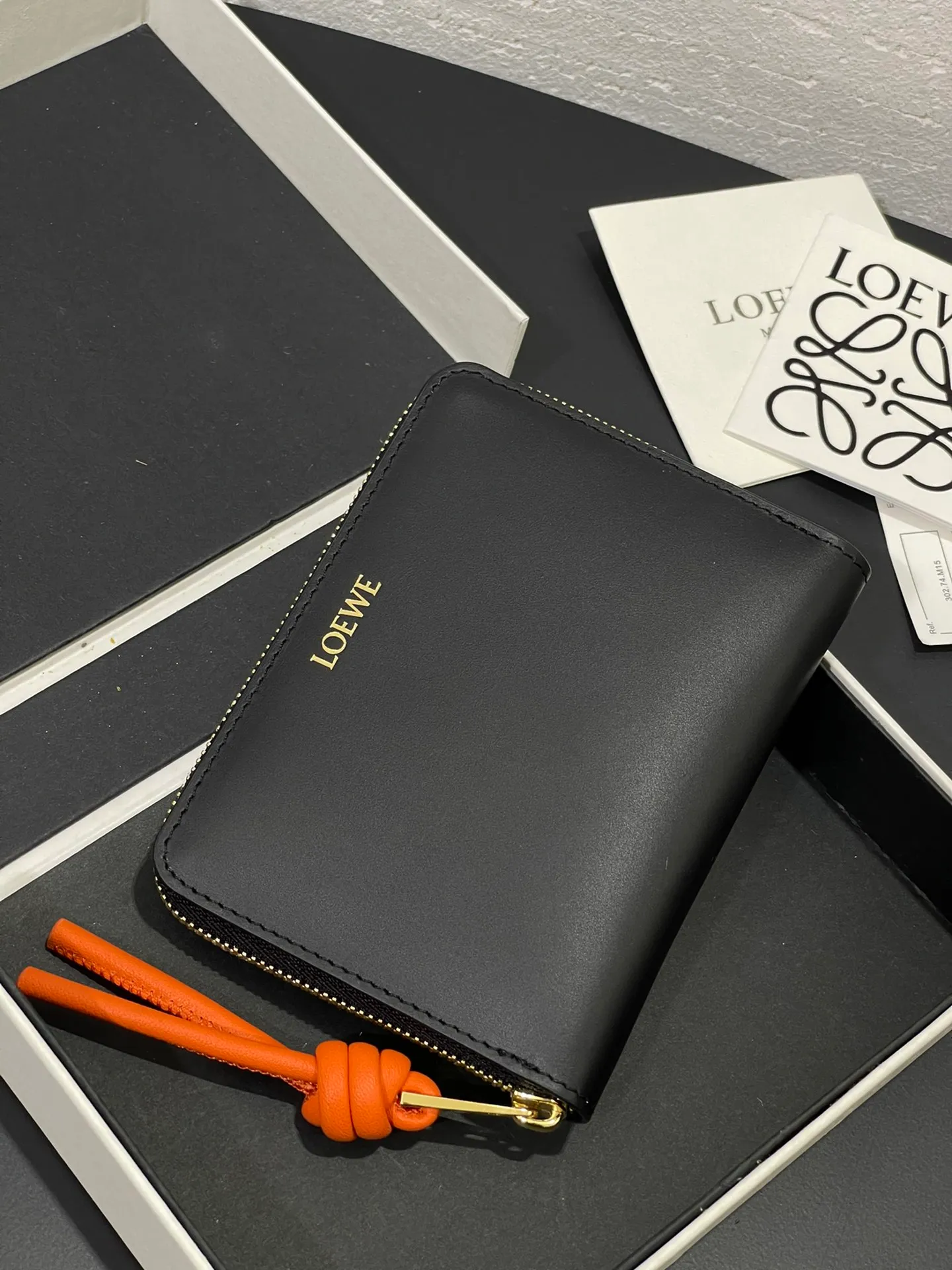 Glossy nappa leather knotted zipper wallet with sheepskin lining, color-blocked knotted pull tab, six card slots and zipper compartment. Style number 3805, size 12*9.5 💰410