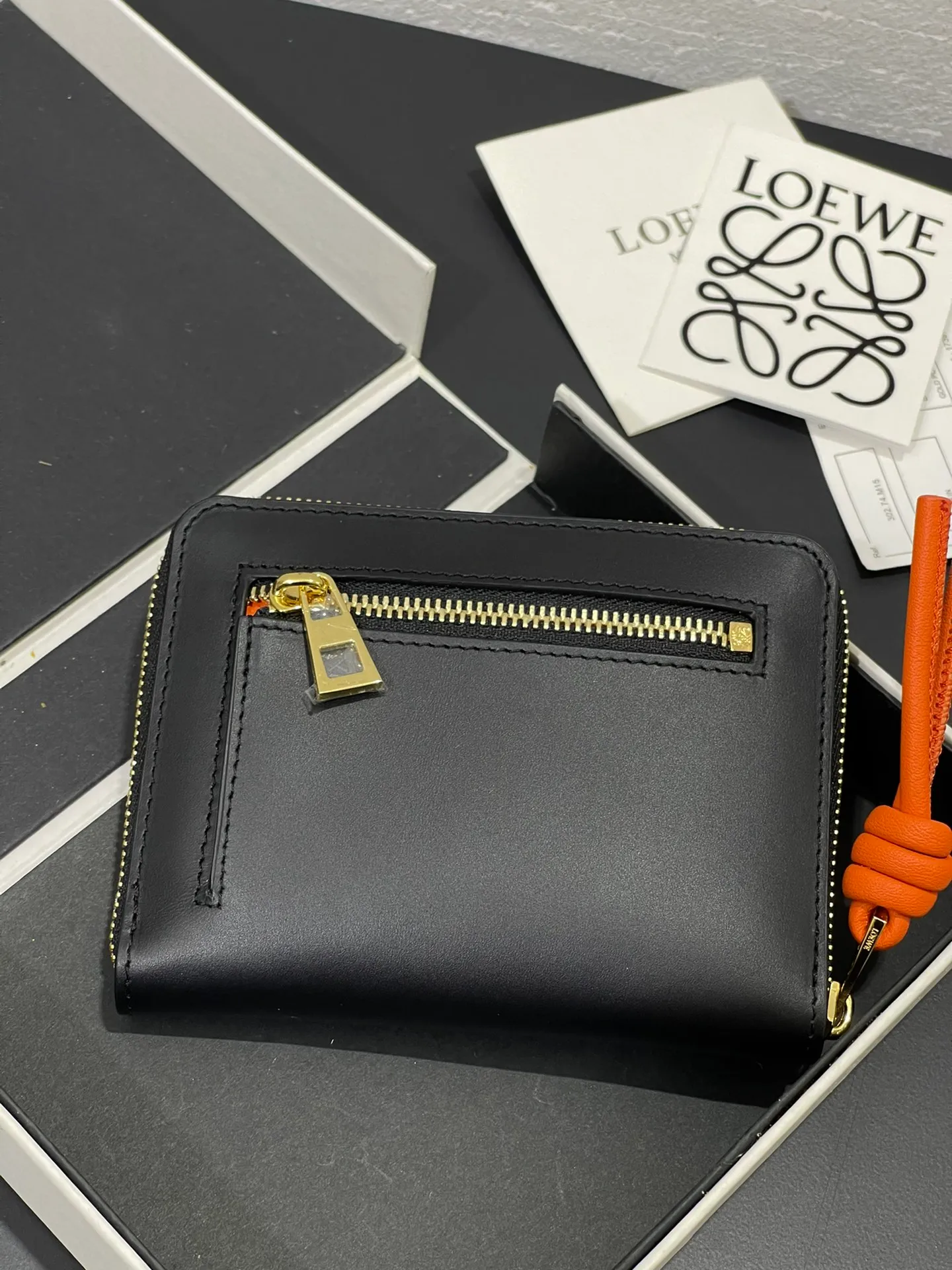Glossy nappa leather knotted zipper wallet with sheepskin lining, color-blocked knotted pull tab, six card slots and zipper compartment. Style number 3805, size 12*9.5 💰410