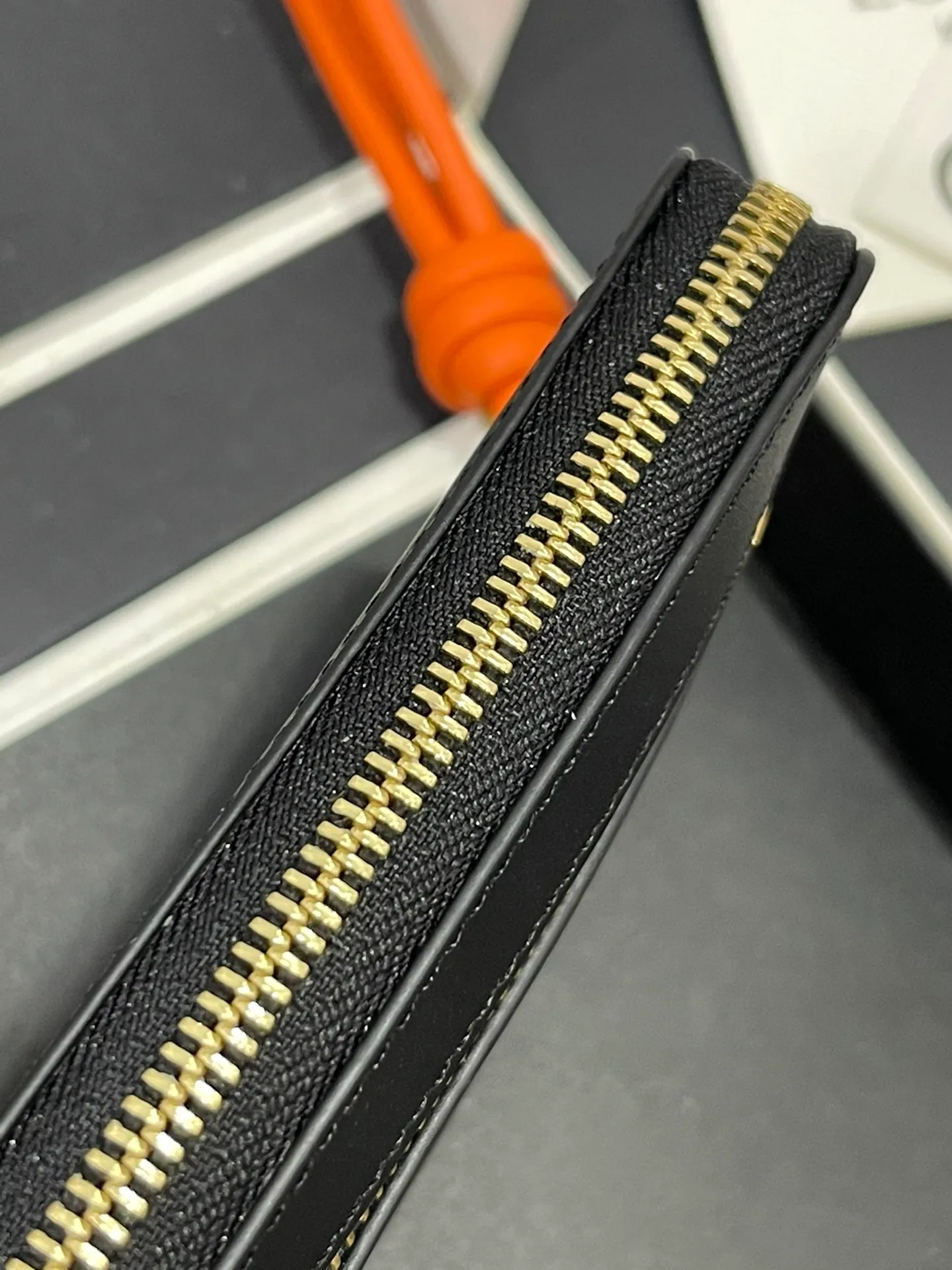 Glossy nappa leather knotted zipper wallet with sheepskin lining, color-blocked knotted pull tab, six card slots and zipper compartment. Style number 3805, size 12*9.5 💰410