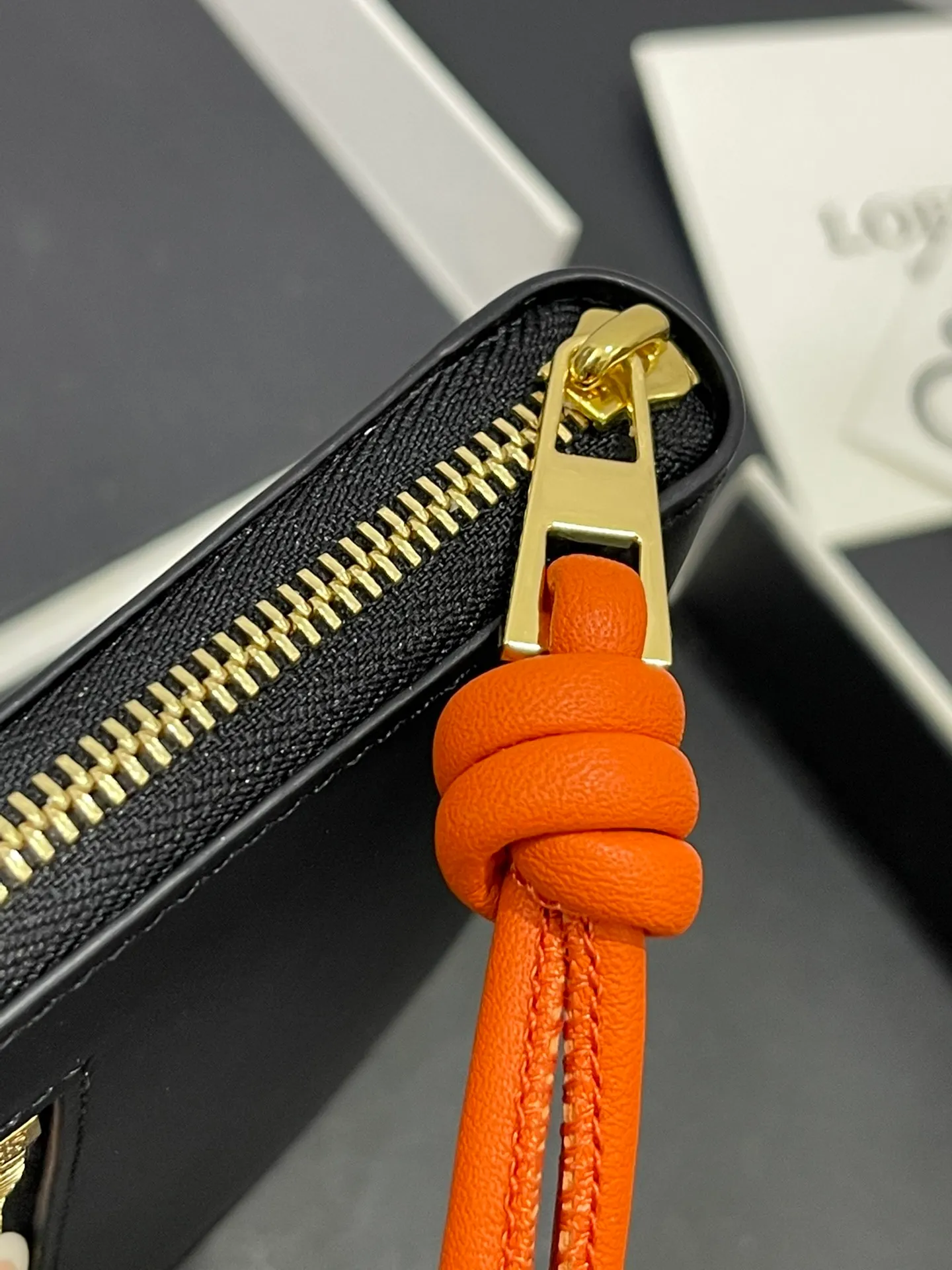 Glossy nappa leather knotted zipper wallet with sheepskin lining, color-blocked knotted pull tab, six card slots and zipper compartment. Style number 3805, size 12*9.5 💰410