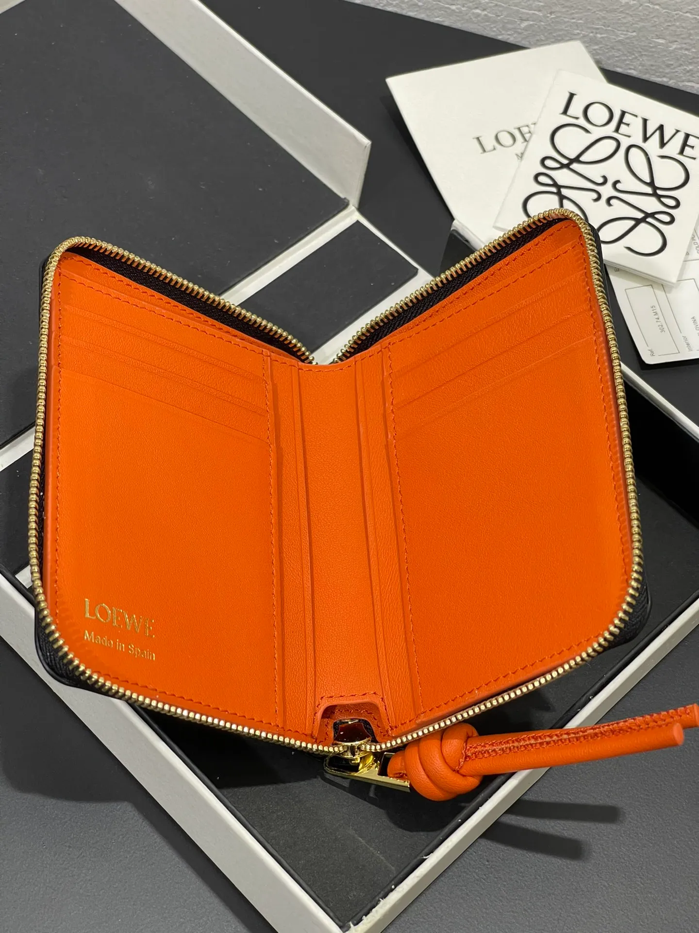 Glossy nappa leather knotted zipper wallet with sheepskin lining, color-blocked knotted pull tab, six card slots and zipper compartment. Style number 3805, size 12*9.5 💰410