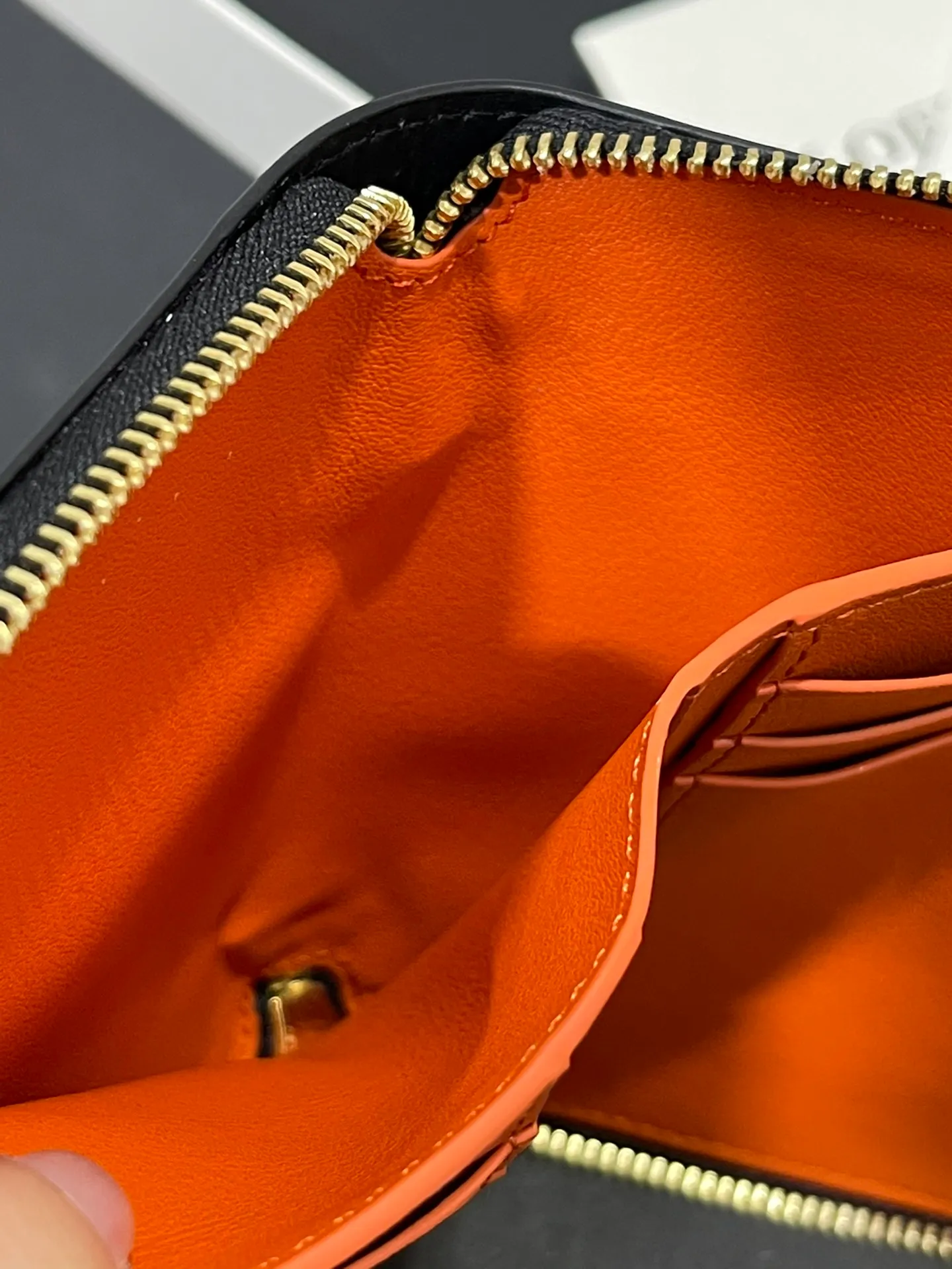 Glossy nappa leather knotted zipper wallet with sheepskin lining, color-blocked knotted pull tab, six card slots and zipper compartment. Style number 3805, size 12*9.5 💰410