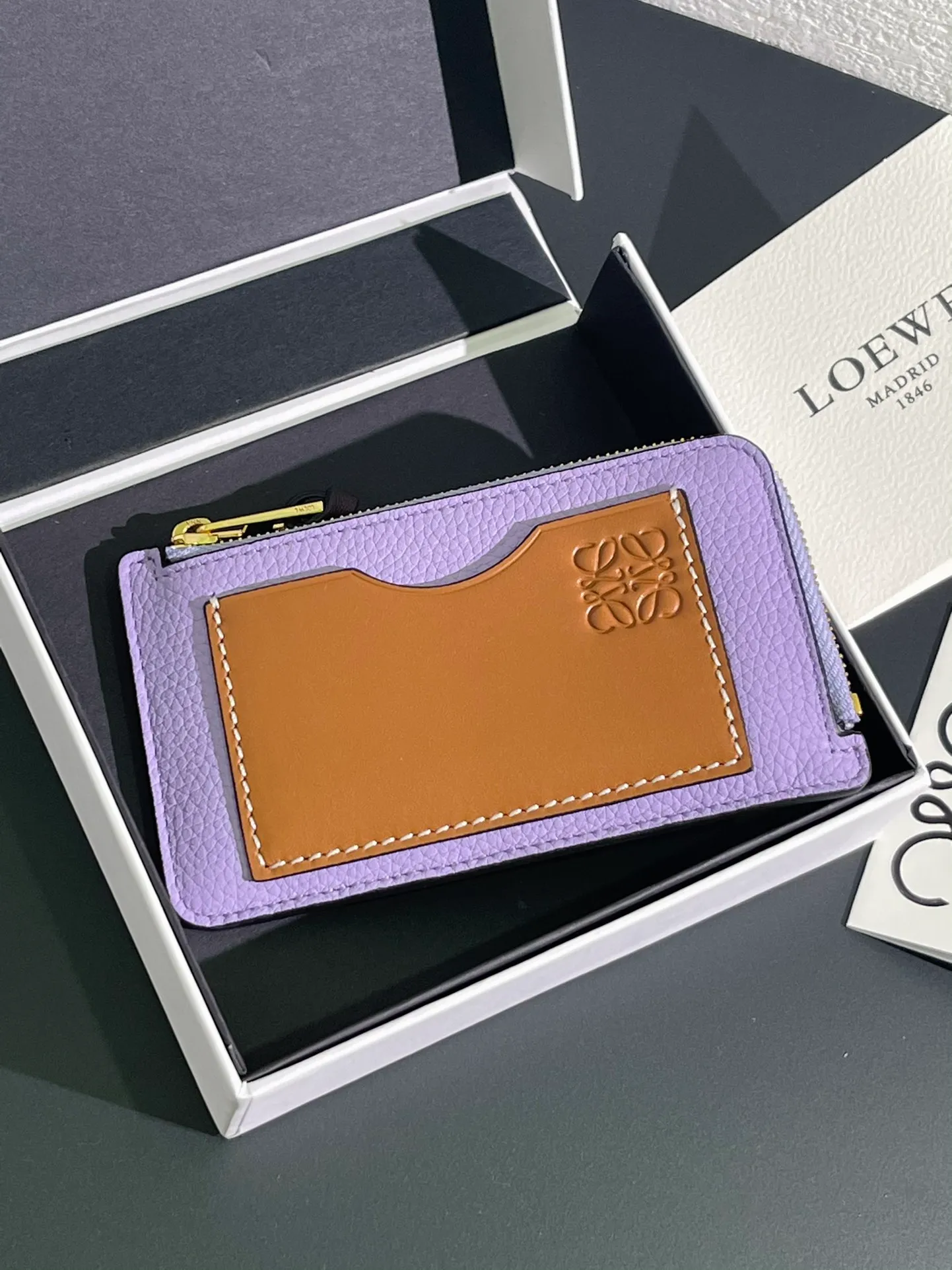 480💰 Color-blocked zippered card holder is made of soft pique calfskin and contrasting calfskin. There are card slots and zipper pockets on both sides, which can hold change and cards. It is exquisite and practical. Style number 3762, size 13*7.5