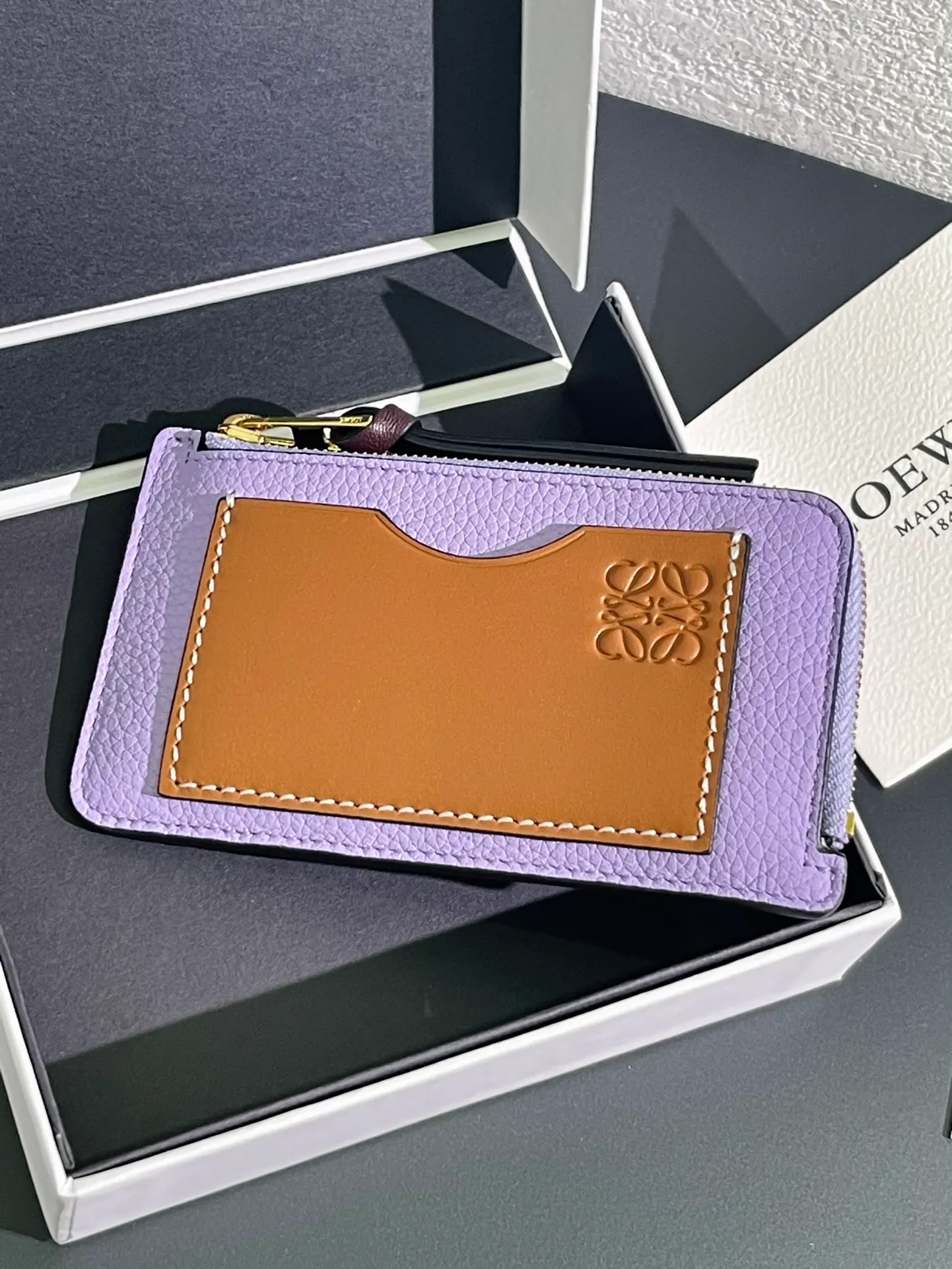 480💰 Color-blocked zippered card holder is made of soft pique calfskin and contrasting calfskin. There are card slots and zipper pockets on both sides, which can hold change and cards. It is exquisite and practical. Style number 3762, size 13*7.5