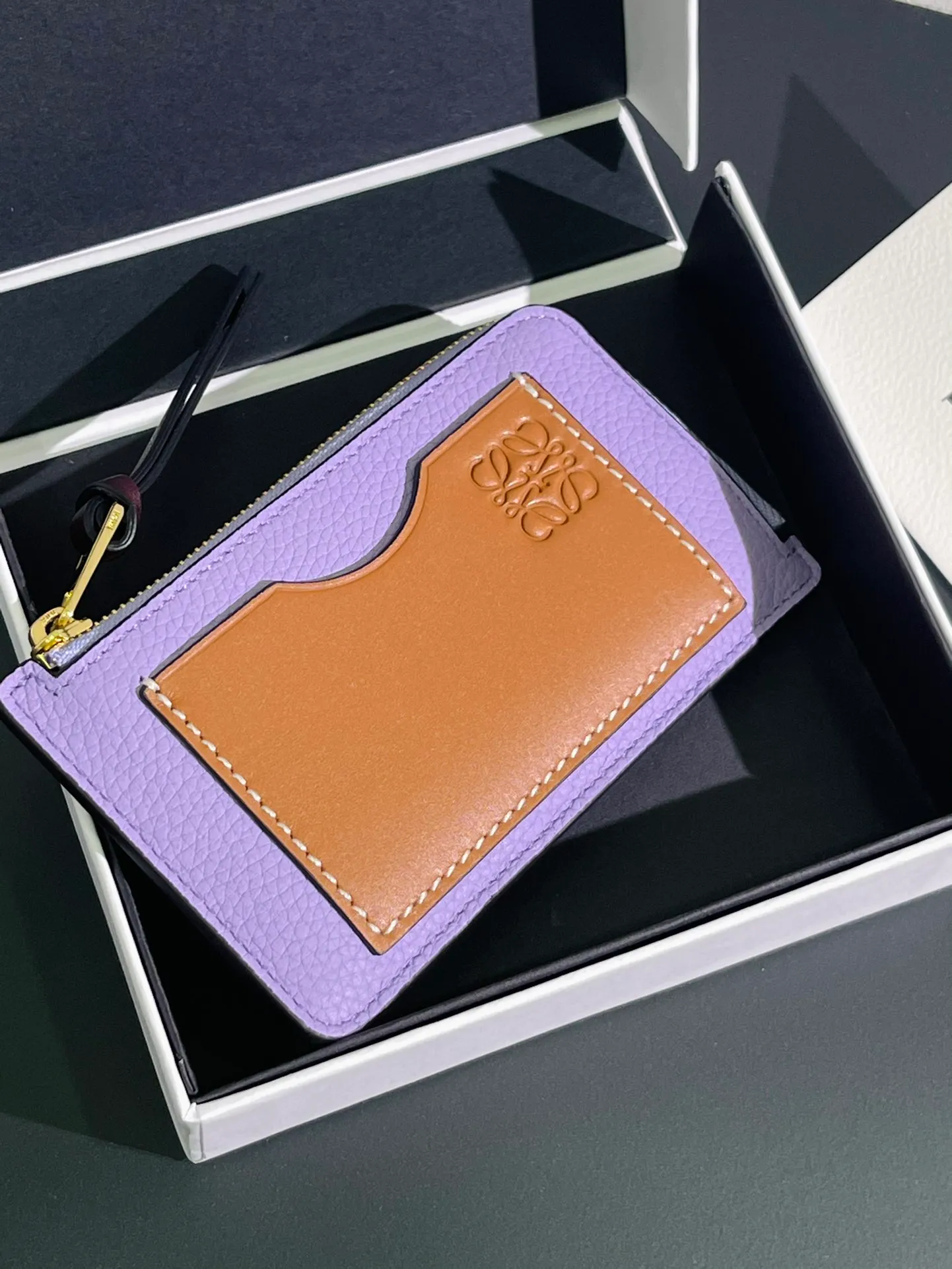 480💰 Color-blocked zippered card holder is made of soft pique calfskin and contrasting calfskin. There are card slots and zipper pockets on both sides, which can hold change and cards. It is exquisite and practical. Style number 3762, size 13*7.5