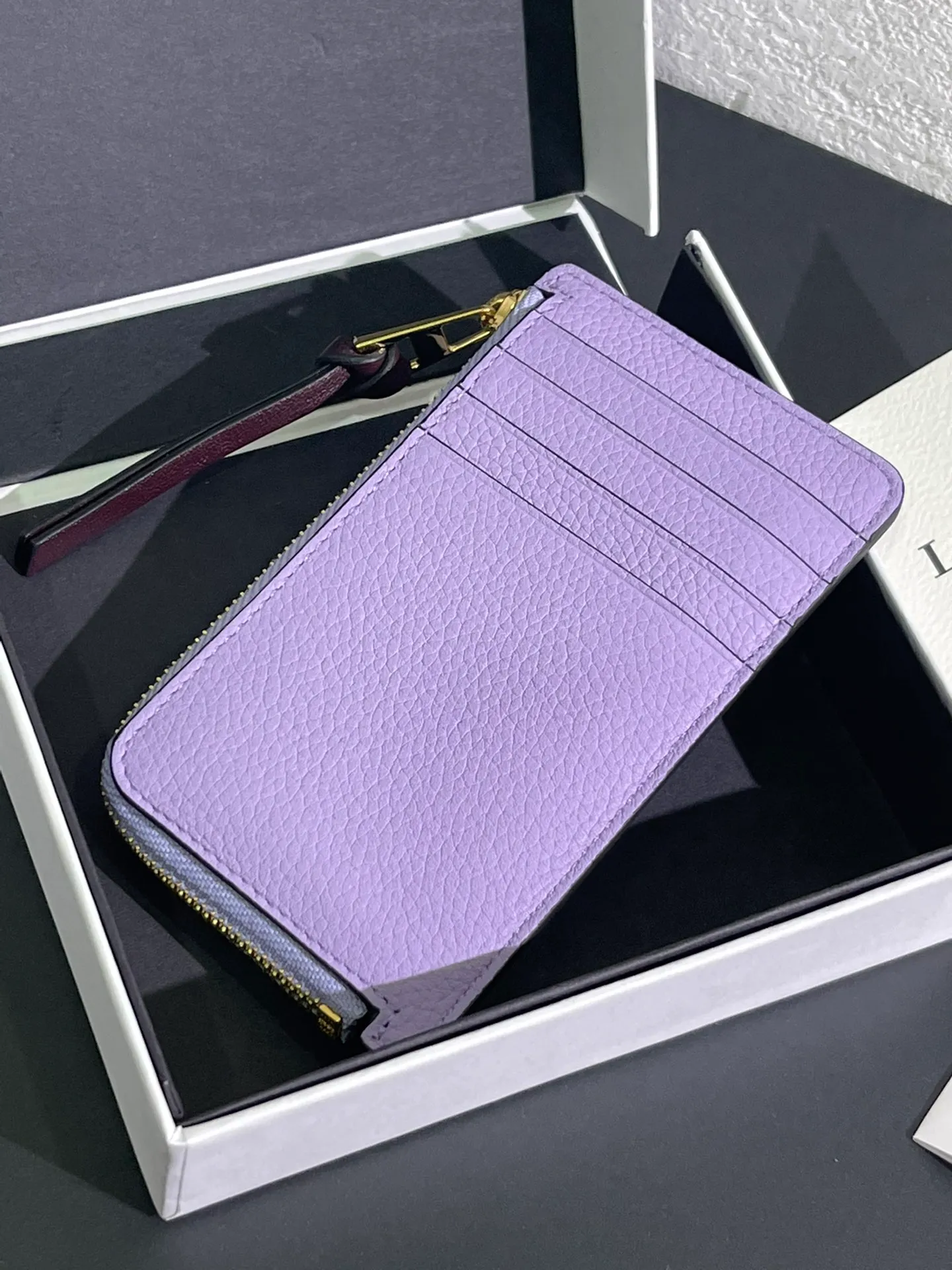 480💰 Color-blocked zippered card holder is made of soft pique calfskin and contrasting calfskin. There are card slots and zipper pockets on both sides, which can hold change and cards. It is exquisite and practical. Style number 3762, size 13*7.5