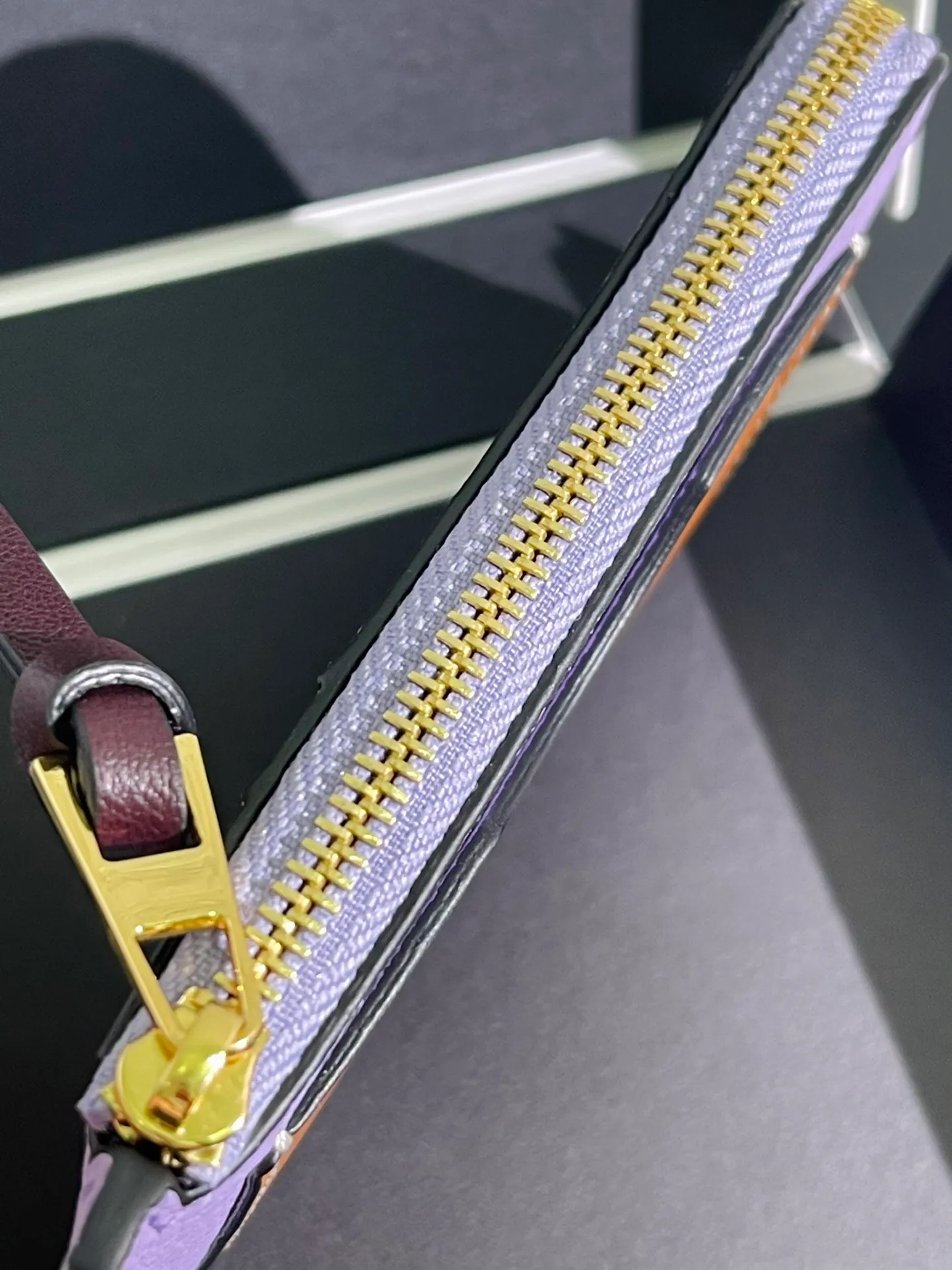 480💰 Color-blocked zippered card holder is made of soft pique calfskin and contrasting calfskin. There are card slots and zipper pockets on both sides, which can hold change and cards. It is exquisite and practical. Style number 3762, size 13*7.5