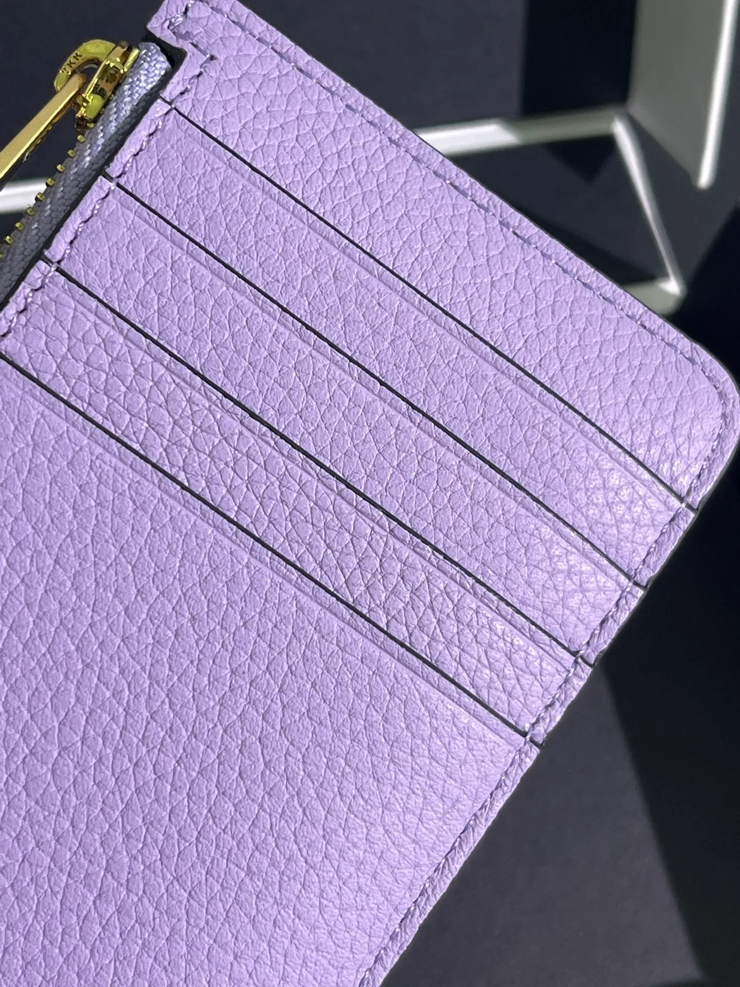 480💰 Color-blocked zippered card holder is made of soft pique calfskin and contrasting calfskin. There are card slots and zipper pockets on both sides, which can hold change and cards. It is exquisite and practical. Style number 3762, size 13*7.5