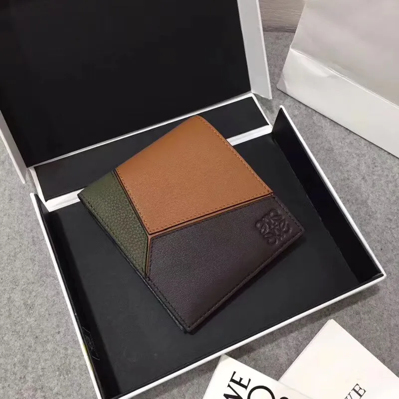 600💰 ## Men's Puzzle bifold wallet series color-blocked short clip is made of piqué calfskin. Its design features: 8 credit card slots and 2 slip pockets. Style number 3582, size 11.5*10
