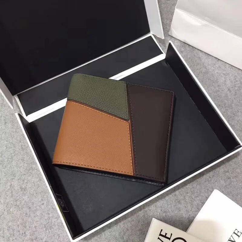 600💰 ## Men's Puzzle bifold wallet series color-blocked short clip is made of piqué calfskin. Its design features: 8 credit card slots and 2 slip pockets. Style number 3582, size 11.5*10