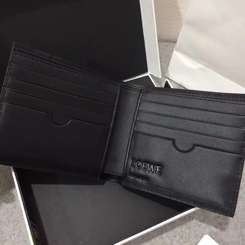 600💰 ## Men's Puzzle bifold wallet series color-blocked short clip is made of piqué calfskin. Its design features: 8 credit card slots and 2 slip pockets. Style number 3582, size 11.5*10