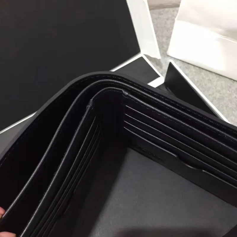 600💰 ## Men's Puzzle bifold wallet series color-blocked short clip is made of piqué calfskin. Its design features: 8 credit card slots and 2 slip pockets. Style number 3582, size 11.5*10