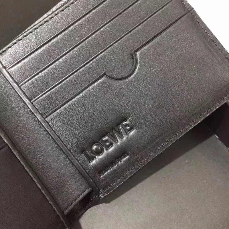 600💰 ## Men's Puzzle bifold wallet series color-blocked short clip is made of piqué calfskin. Its design features: 8 credit card slots and 2 slip pockets. Style number 3582, size 11.5*10